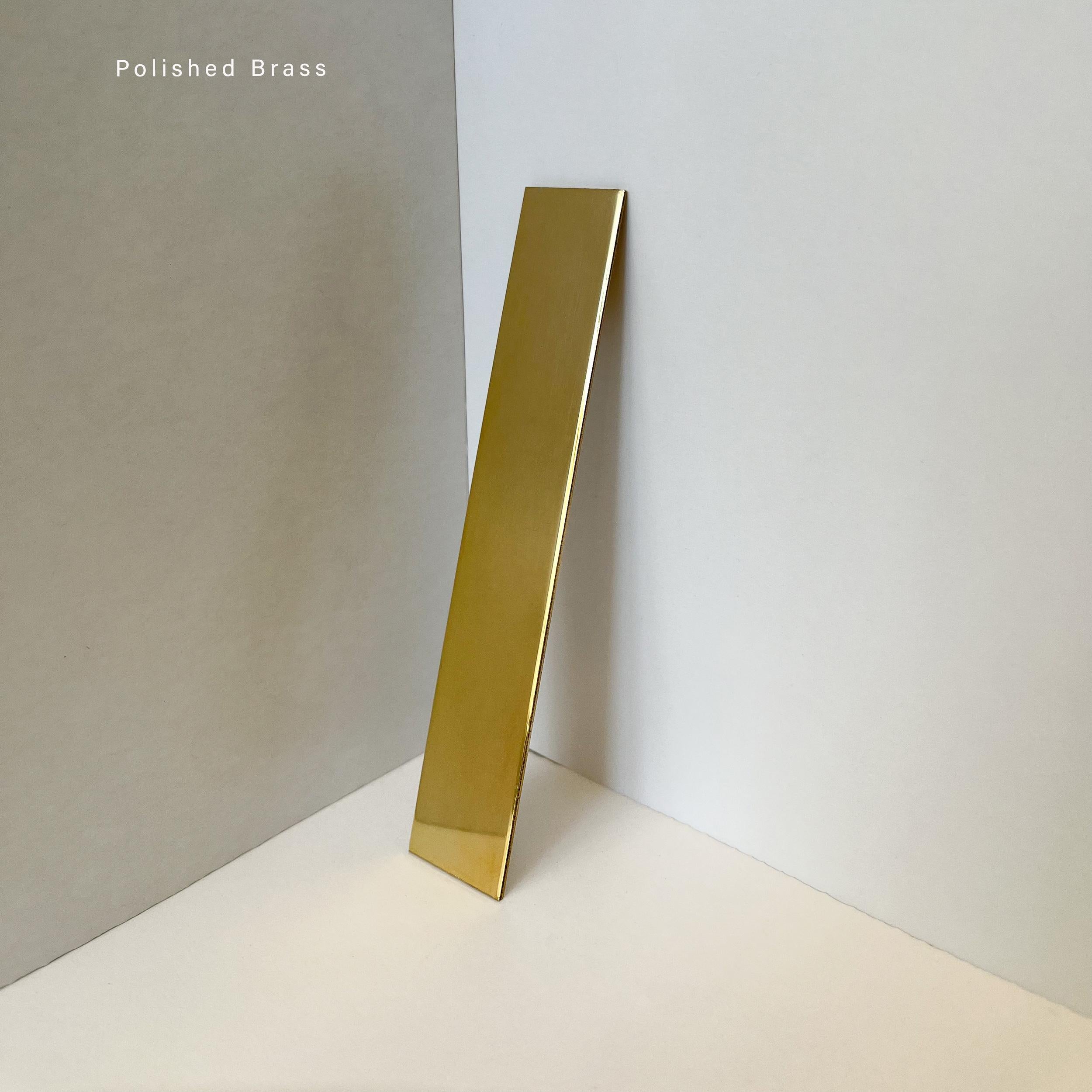 Espejo moderno arqueado con iluminación frontal Arcus y marco de latón, grande en venta 3