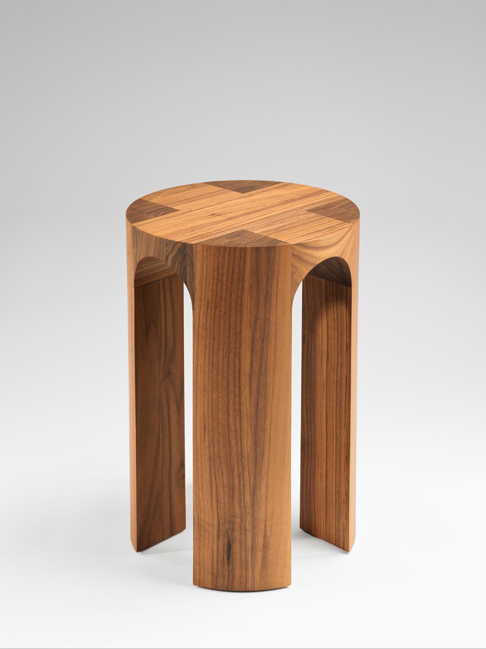 Arcus hocker aus nussbaumholz von Tim Vranken
MATERIALIEN: Amerikanischer Nussbaum
Abmessungen: 30,5 x H 45 cm 


Tim Vranken ist ein belgischer Möbeldesigner, der sich auf solide, handgefertigte Möbel spezialisiert hat. Bei seinen Entwürfen stehen