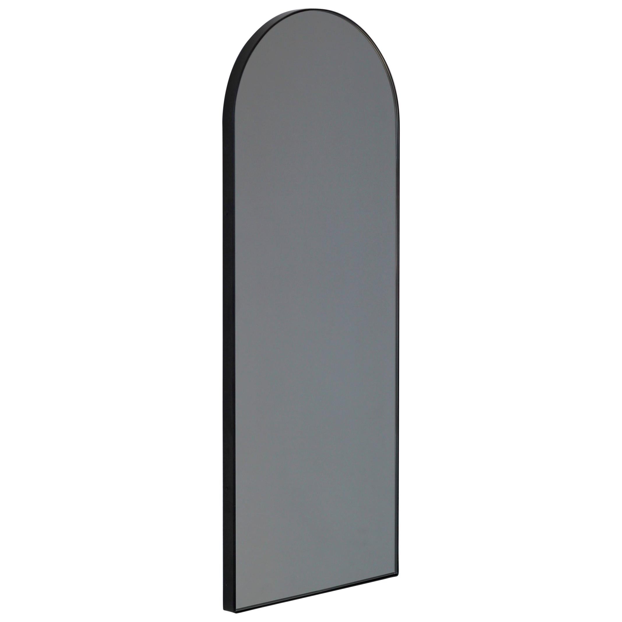 Miroir contemporain teinté noir en forme d'arc Arcus avec un cadre noir, moyen