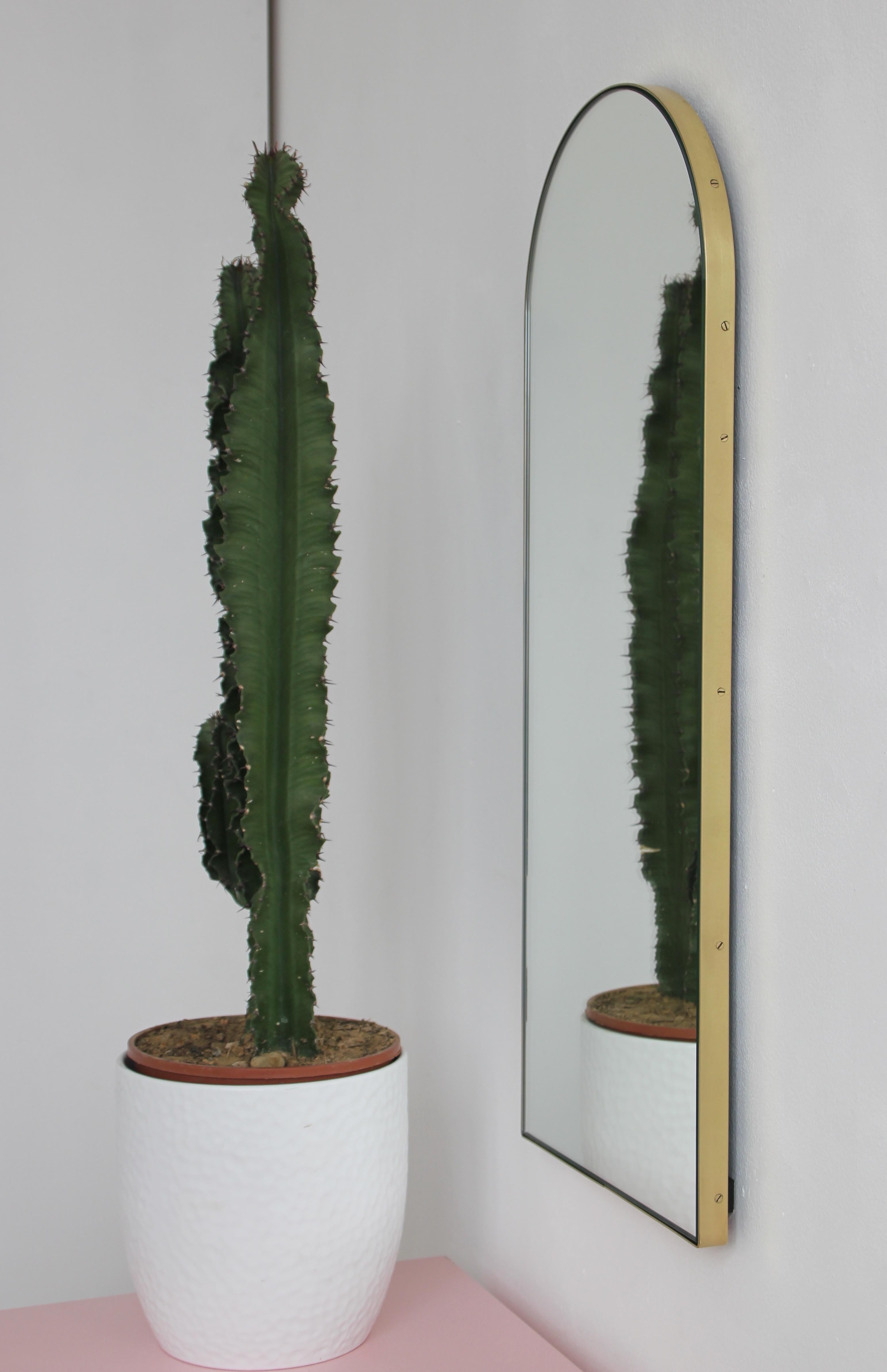 Brossé Arcus Miroir moderne en forme d'arche avec cadre en laiton, large en vente