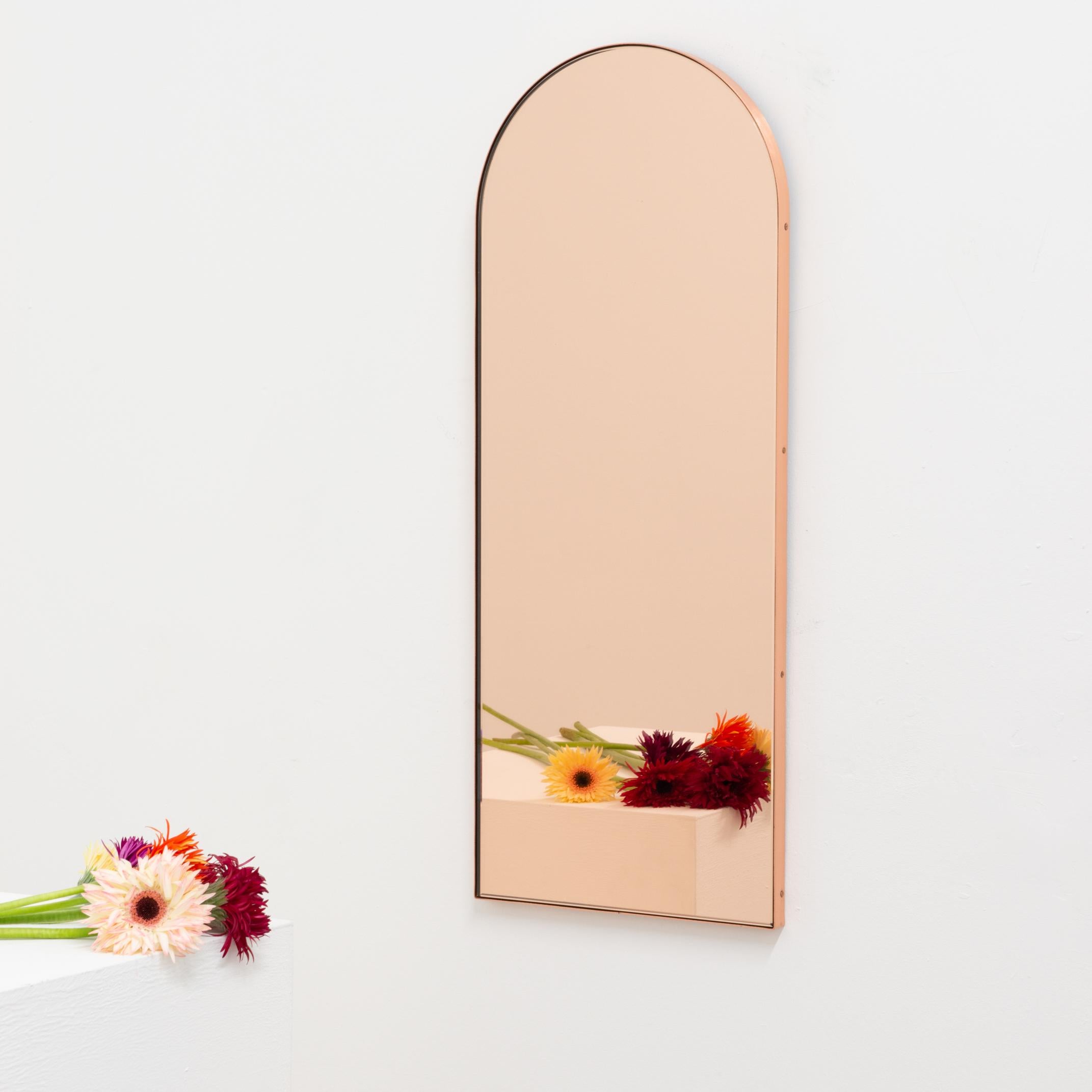 Britannique Miroir contemporain Arcus en forme d'arc en or rose avec cadre en cuivre, moyen en vente