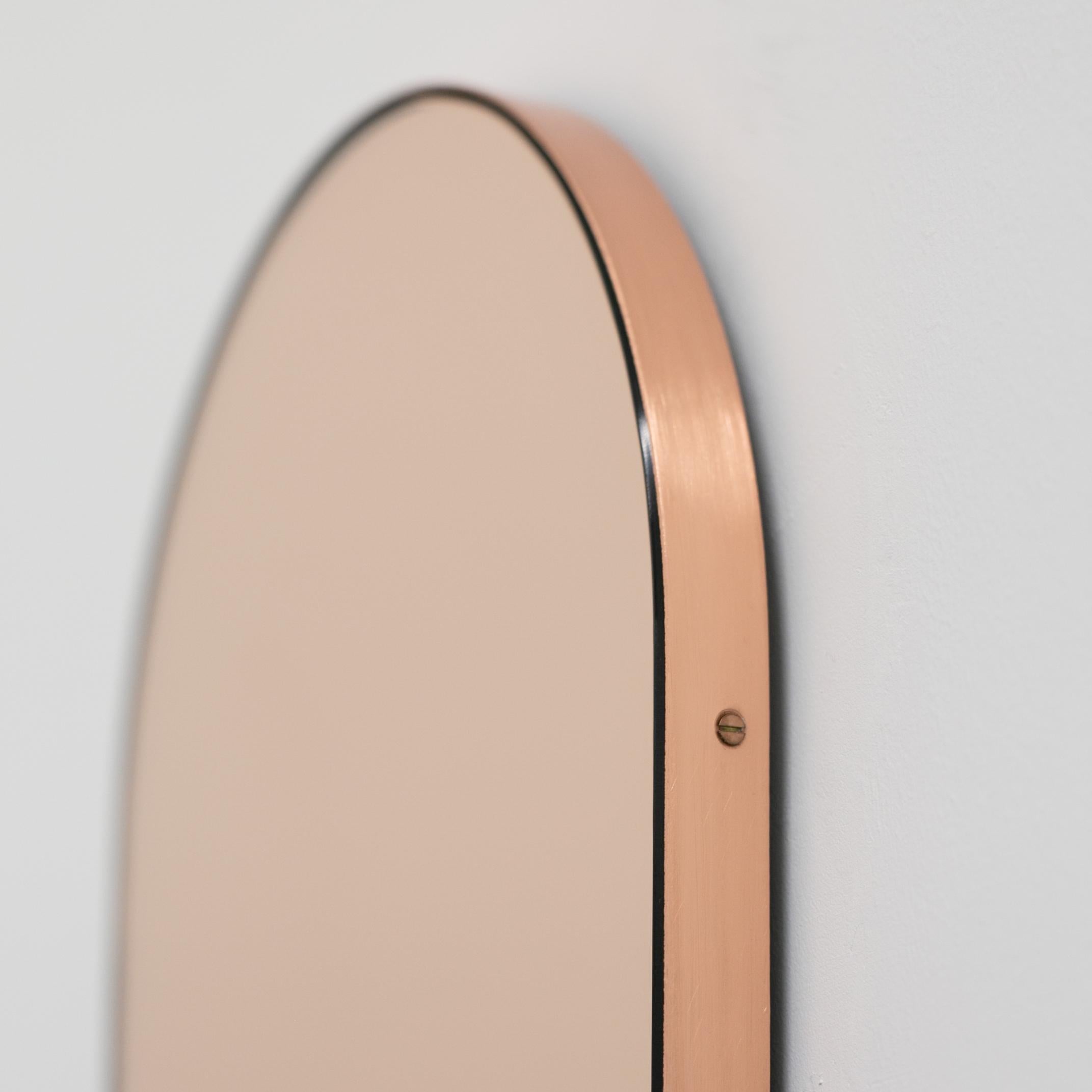 Brossé Miroir contemporain Arcus en forme d'arc en or rose avec cadre en cuivre, moyen en vente