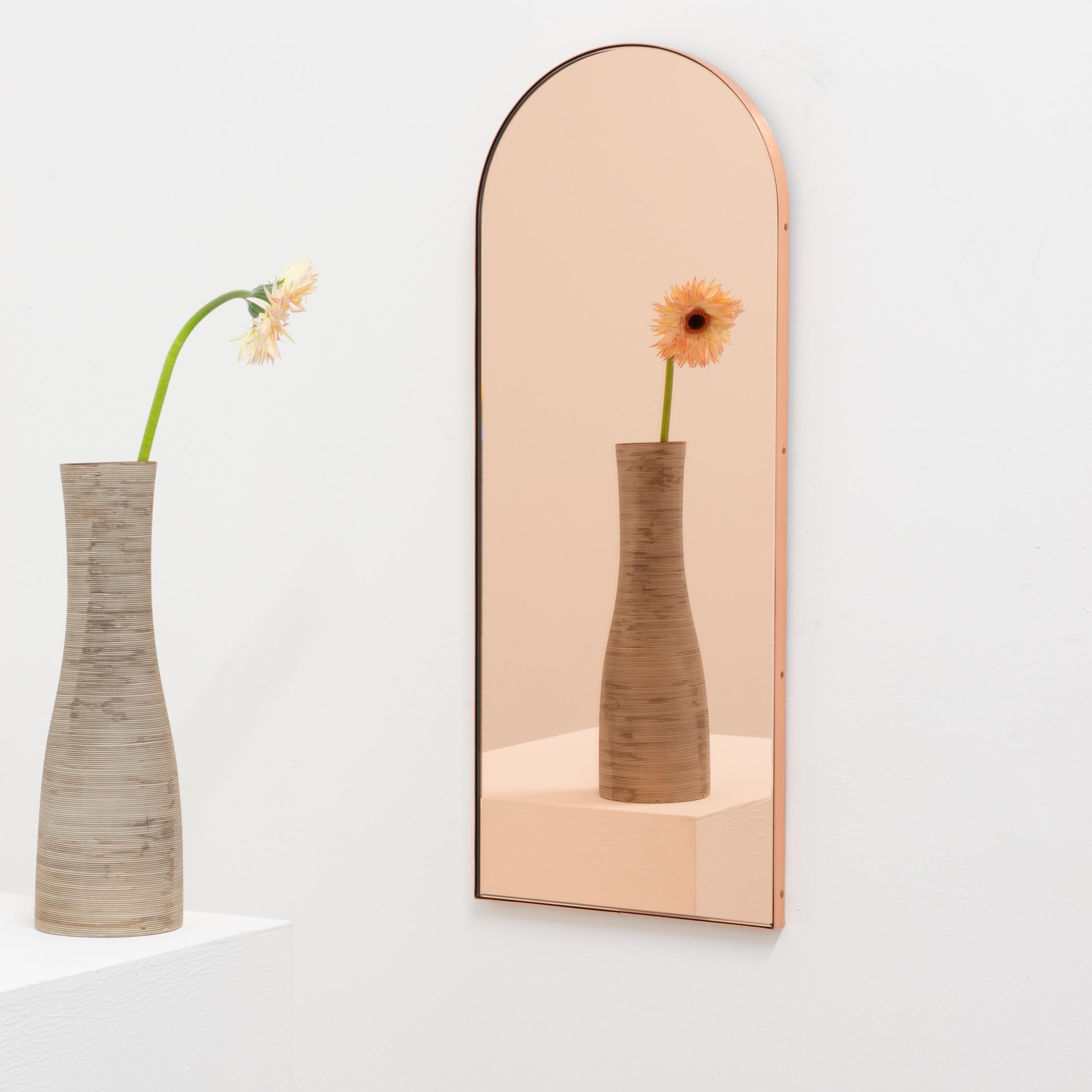 Miroir contemporain Arcus en forme d'arc en or rose avec cadre en cuivre, moyen Neuf - En vente à London, GB