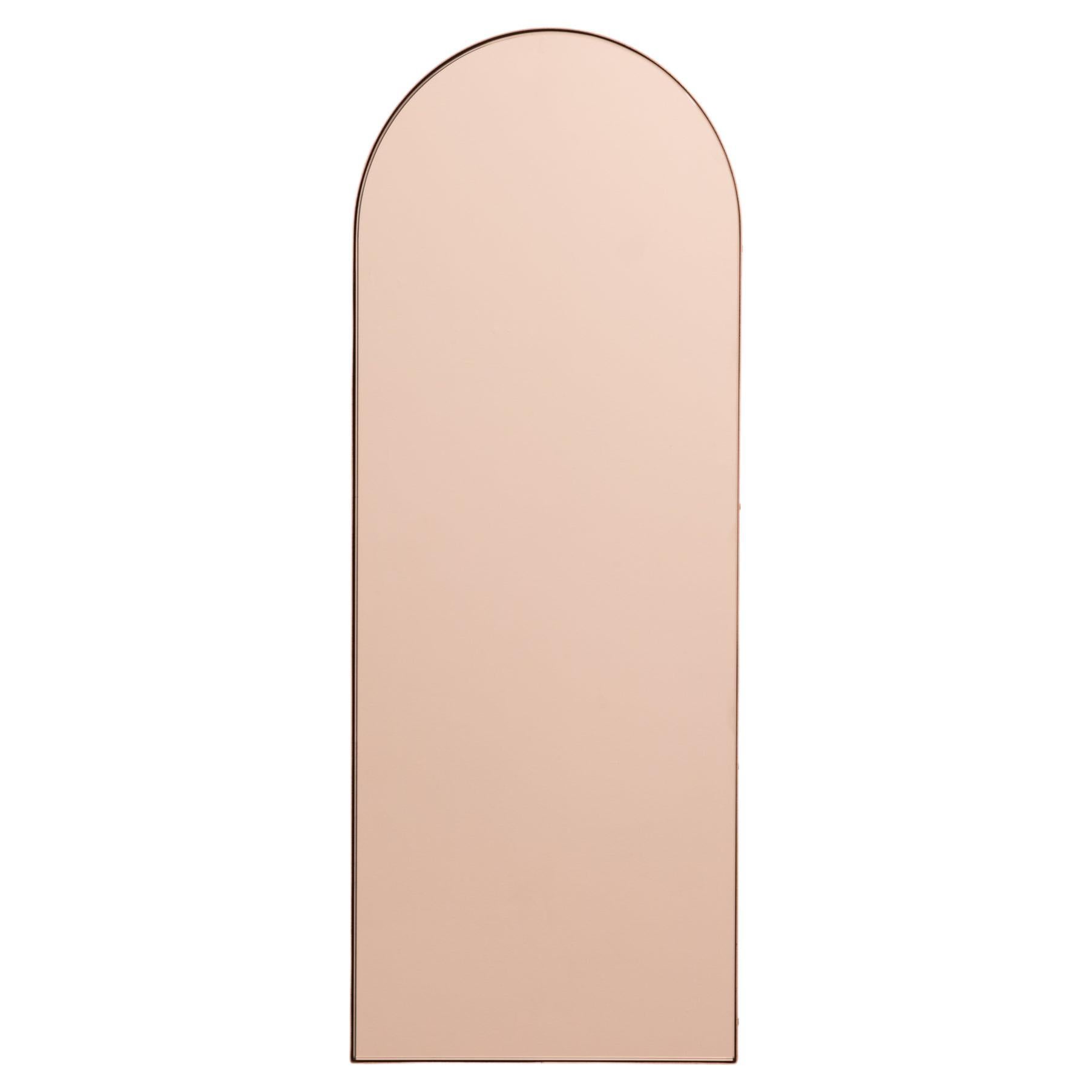 Miroir contemporain Arcus en forme d'arc en or rose avec cadre en cuivre, moyen