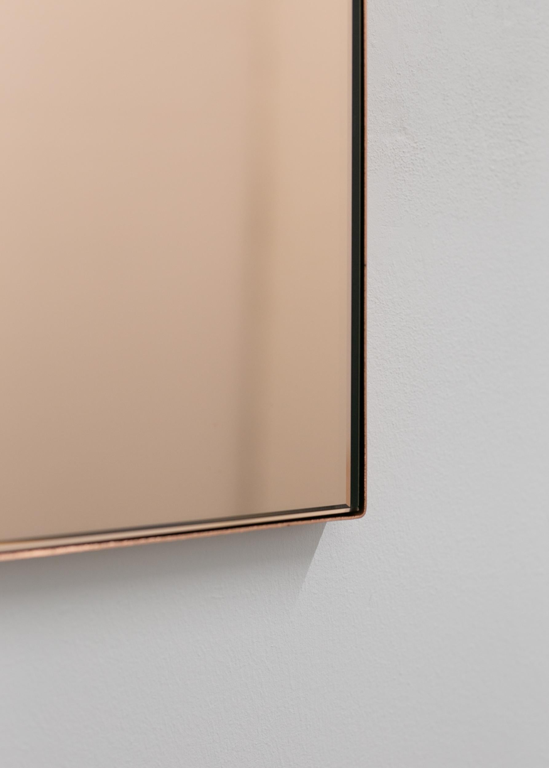 Brossé Miroir moderne en forme d'arc arcée en or rose avec un cadre en cuivre, petit en vente