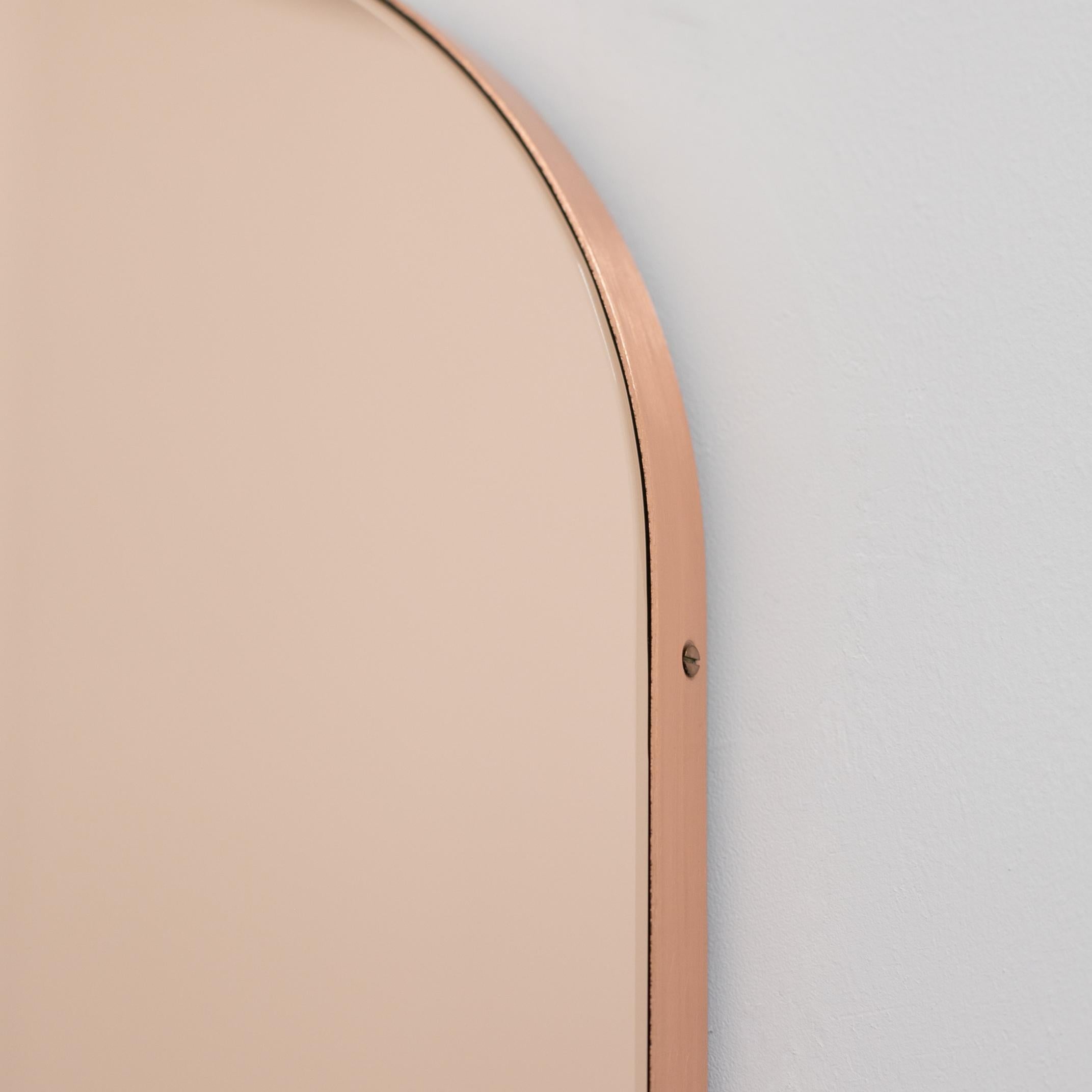 XXIe siècle et contemporain Miroir moderne en forme d'arc arcée en or rose avec un cadre en cuivre, petit en vente