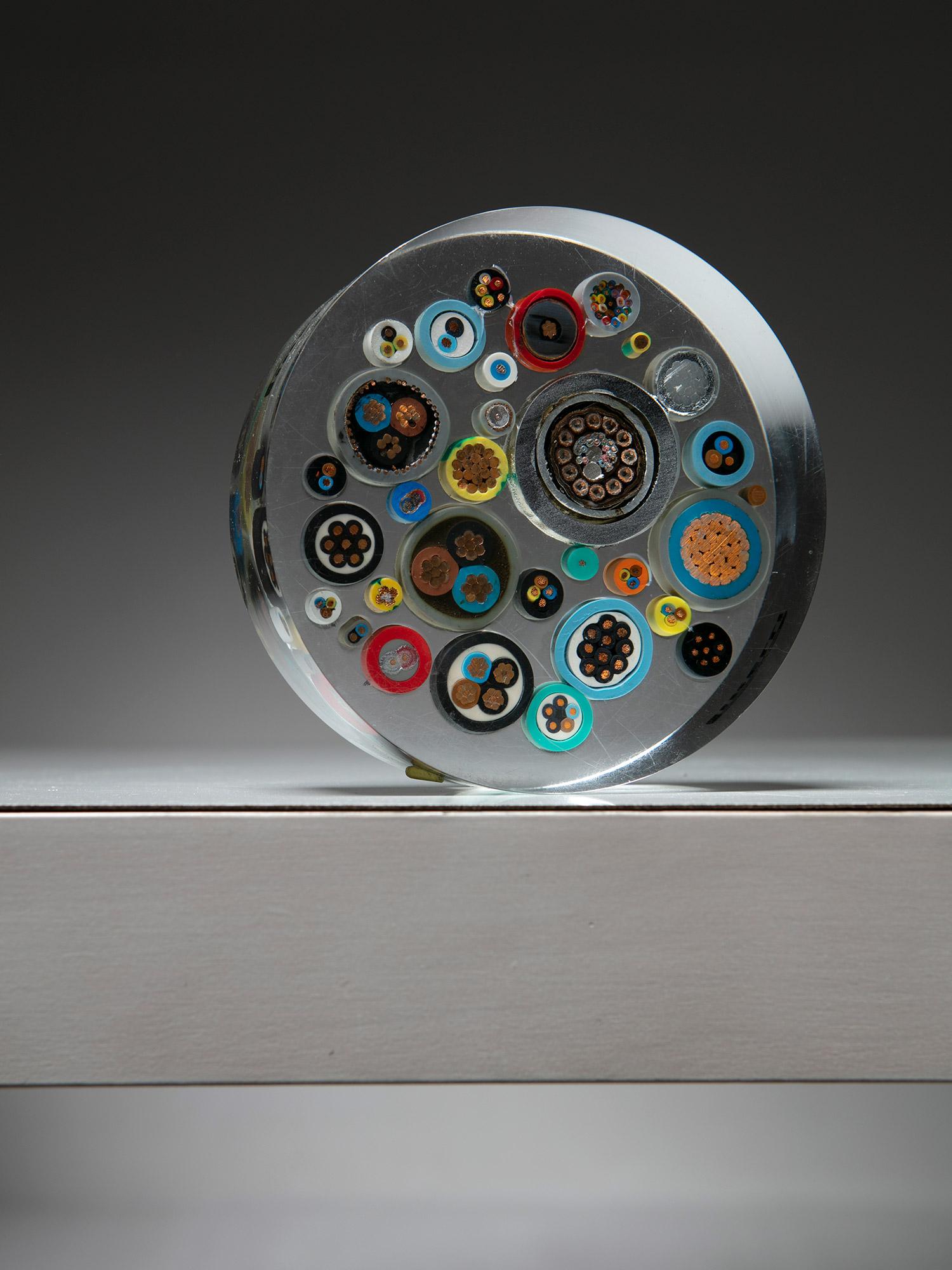 Acrylskulptur, die Alan Fletcher für Pirelli zugeschrieben wird.
Faszinierende Kombination von Pirelli-Kabeln in verschiedenen Formen und Farben.
