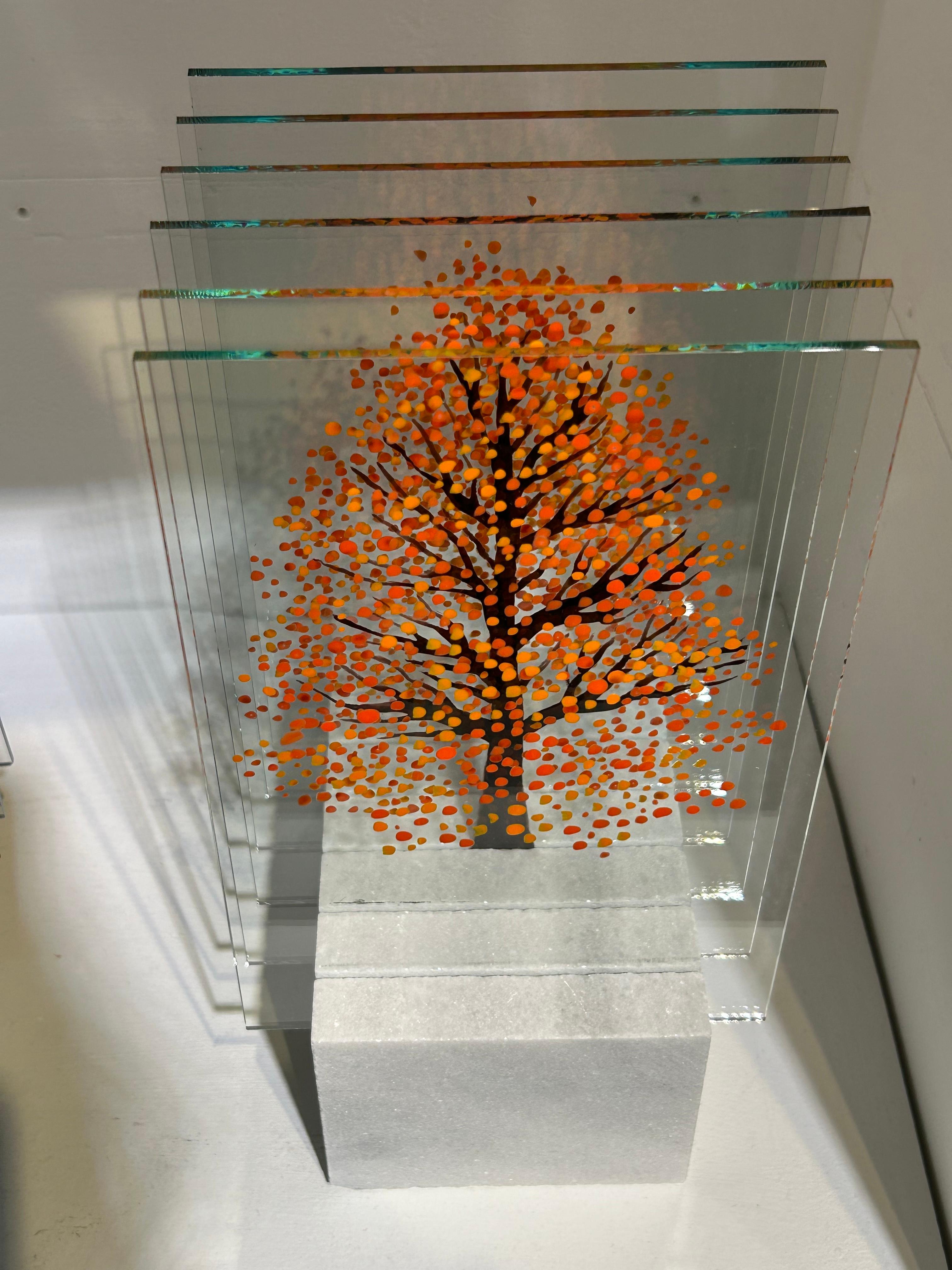 Eine aus Glasschichten gefertigte und mit Nagellack und Acryl bemalte Skulptur, die auf einem Acrylsockel steht. 
Die Glasblätter sind durch Schlitze auf dem Sockel getrennt und verleihen der Skulptur ein außergewöhnliches dreidimensionales