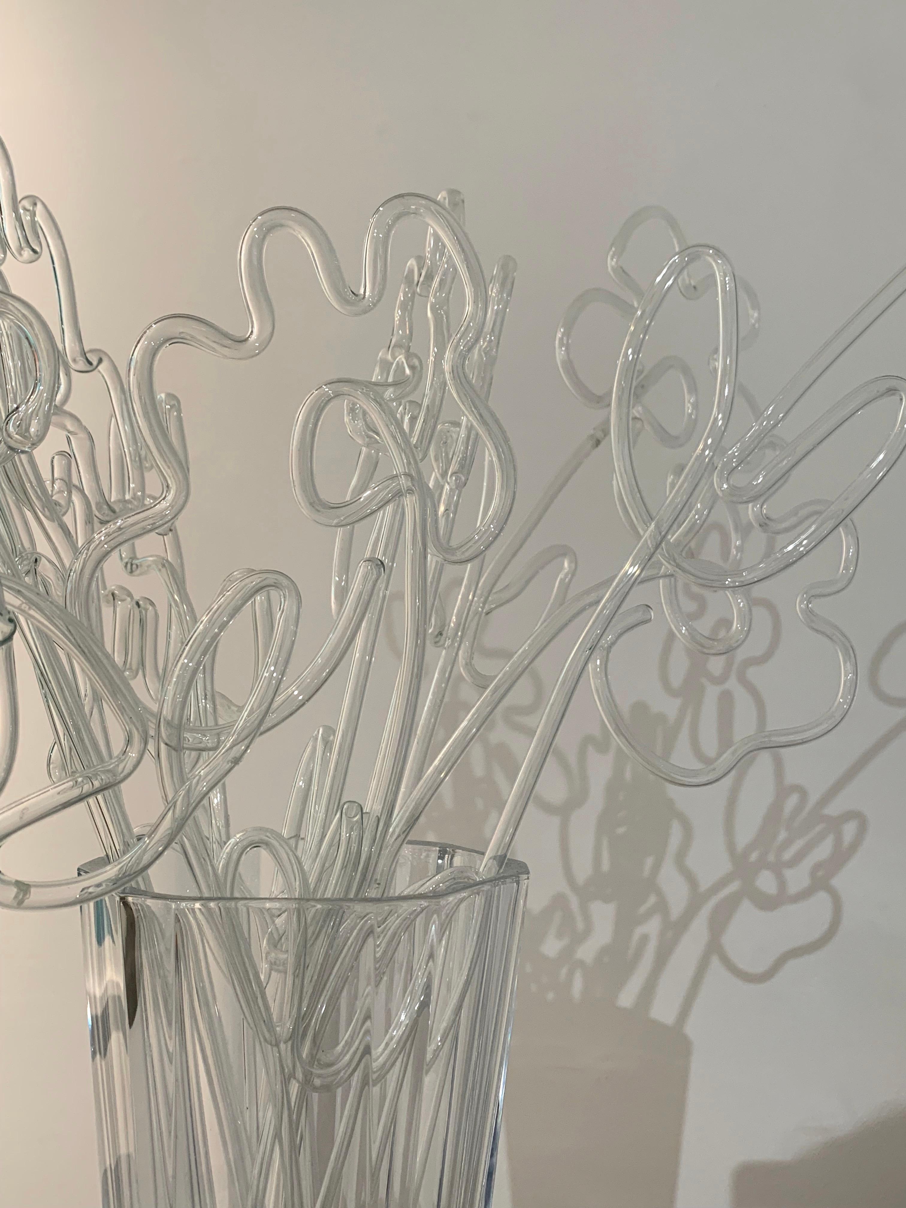 Mit dem unverwechselbaren Medium Nagellack auf Glas verwandelt Özmenoğlu alltägliche Gegenstände in wunderschöne Kunstwerke. Ihre Glastafel-Skulpturen spielen mit der Perspektive des Betrachters, verändern sich mit jedem Blickwinkel und erscheinen