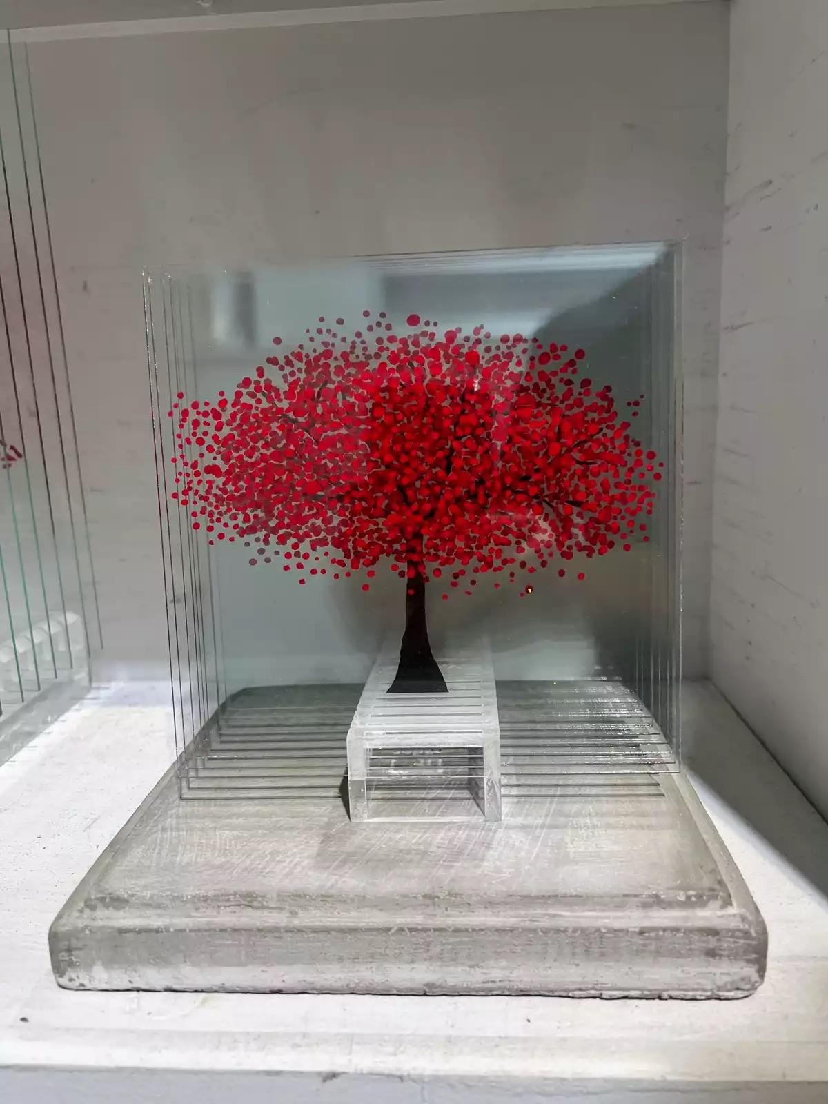 Roter Baum auf einem Ständer – Sculpture von Ardan Özmenoğlu