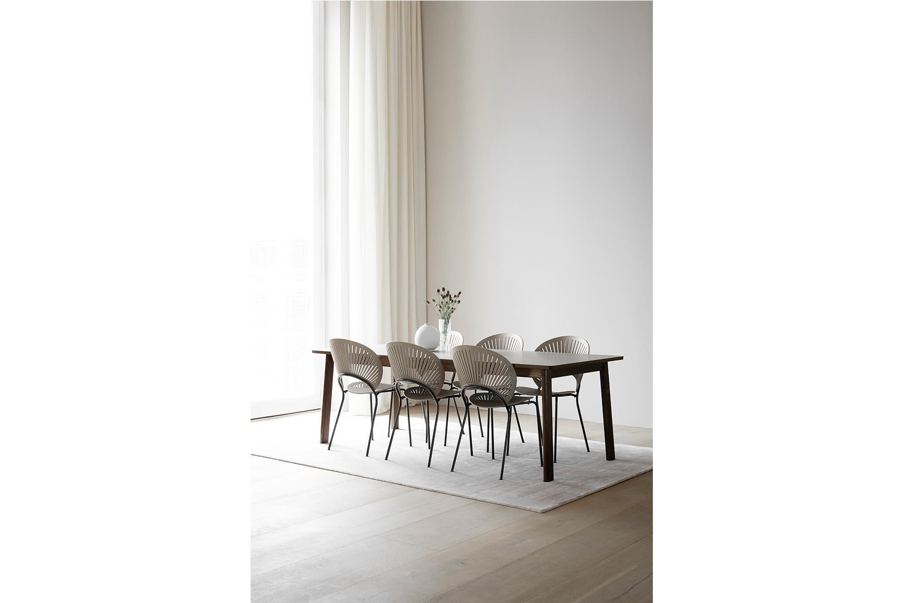 Arde Ana is a new dining table with butterfly extension that unites timeless design, superb craftsmanship and agile functionality; making it the perfect choice for a multitude of uses – from family gatherings to business meetings.