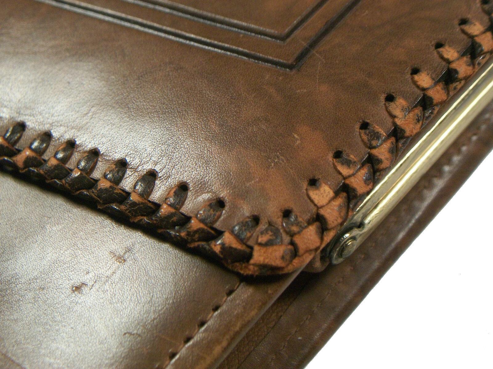 ARDEN FOREST – Vintage-Clutch aus bearbeitetem Leder mit Peitschenstichkante – ca. 1930er Jahre im Angebot 4