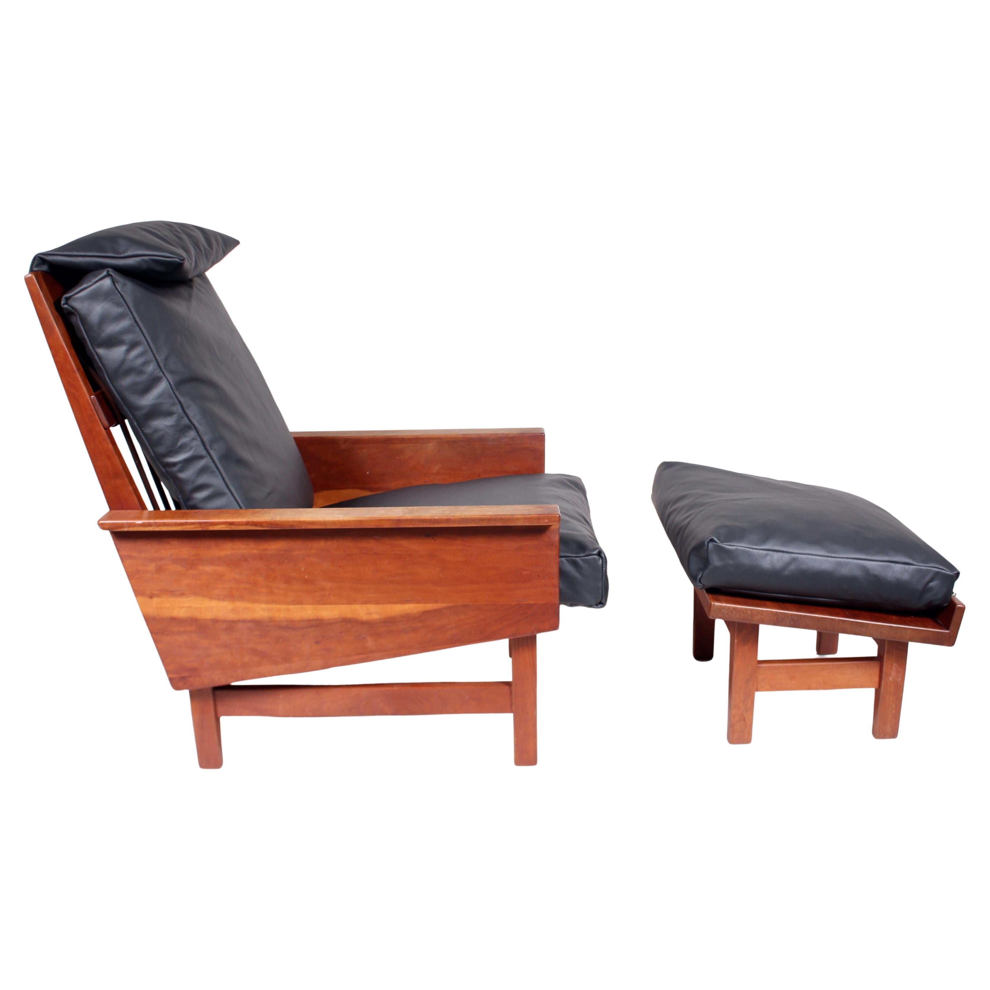 Chaise longue et ottomane en noyer massif et cuir noir d'Arden Riddle, 1969. Il est doté d'une structure renforcée en noyer massif, de panneaux latéraux et d'accoudoirs angulaires (20H), d'un dossier et d'une assise ergonomiques à ressorts (35H)