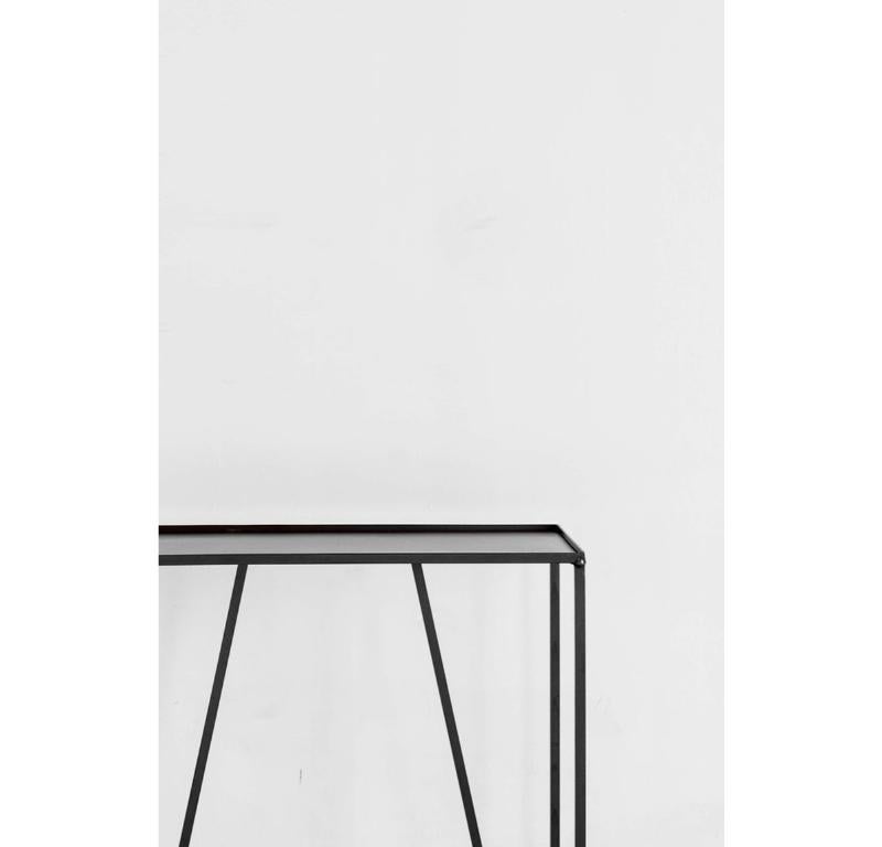 Der Beistelltisch Arden verkörpert zeitgenössisches Industriedesign und passt mit seinem minimalistischen und geometrischen Profil perfekt in jeden modernen Raum. Der aus massivem Stahl gefertigte Tisch ist mit einer speziellen Pulverbeschichtung