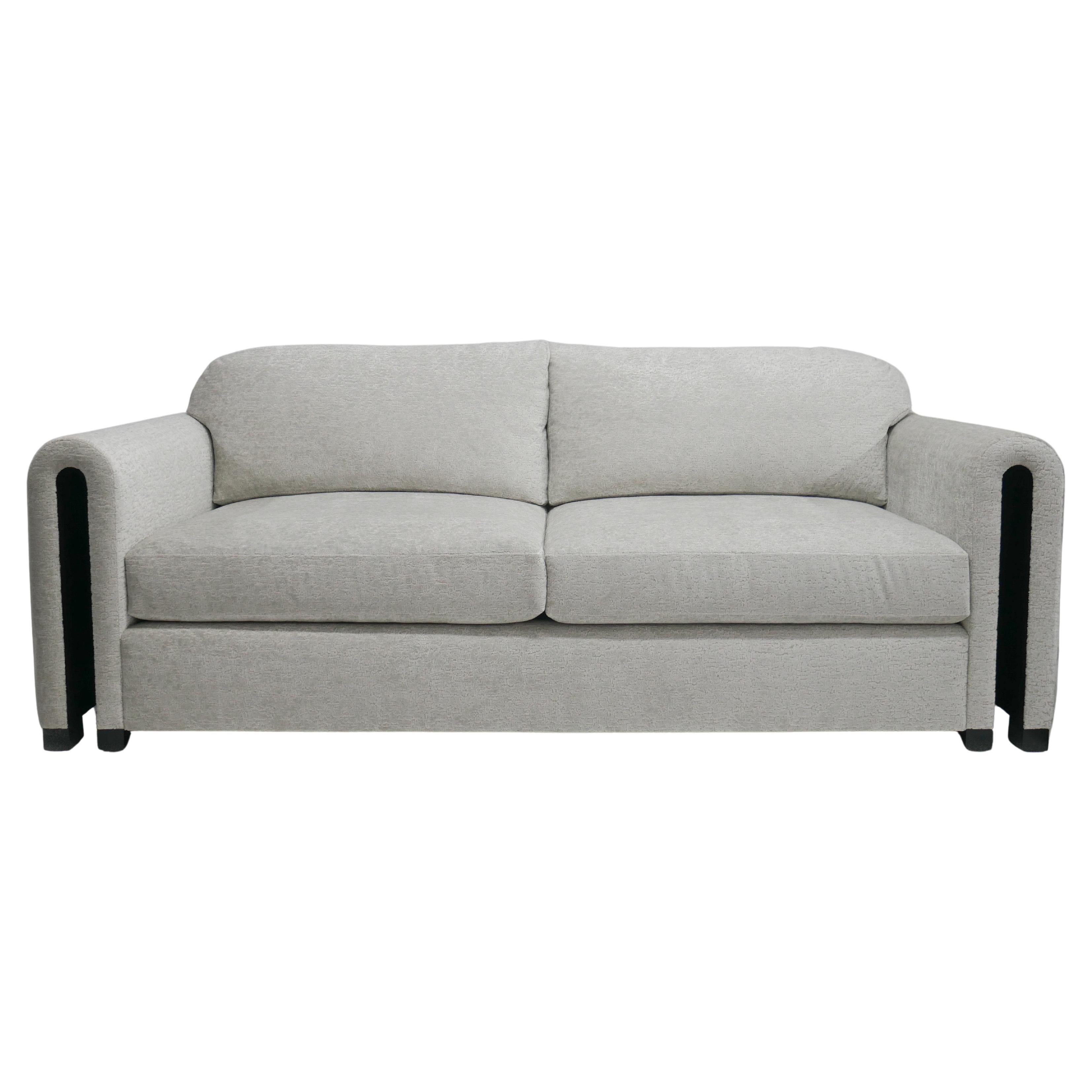Sofa Arden mit Samtstoff und Öffnung in den Armlehnen mit Holzinnenverkleidung