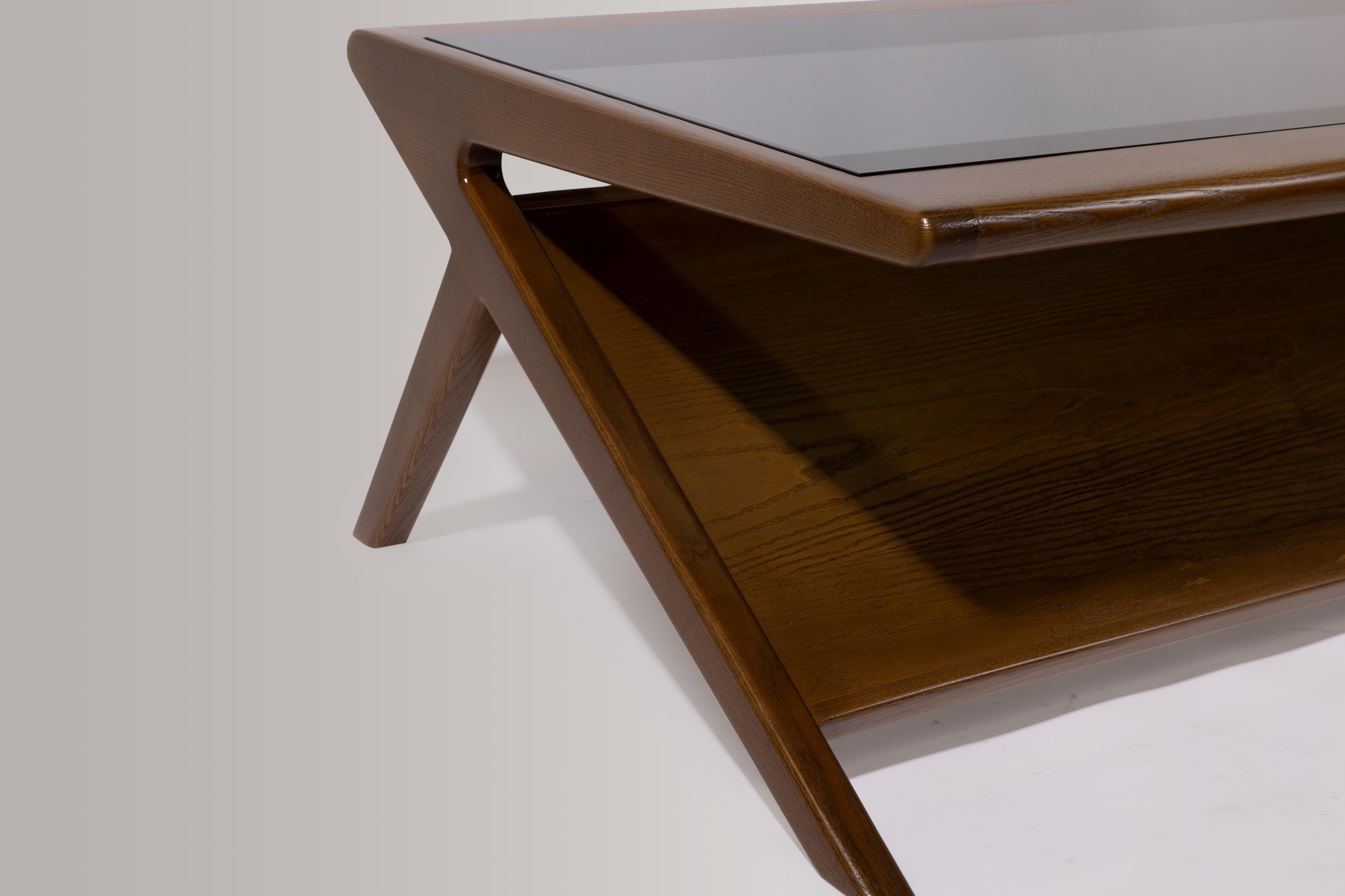 La mesa de centro Arden presenta un diseño sencillo pero lujoso, perfecto para cualquier salón moderno. Inspirada en la Edad de Oro y el estilo Moderno de mediados de siglo, la Mesa de centro Arden es una elección perfecta para el centro de tu