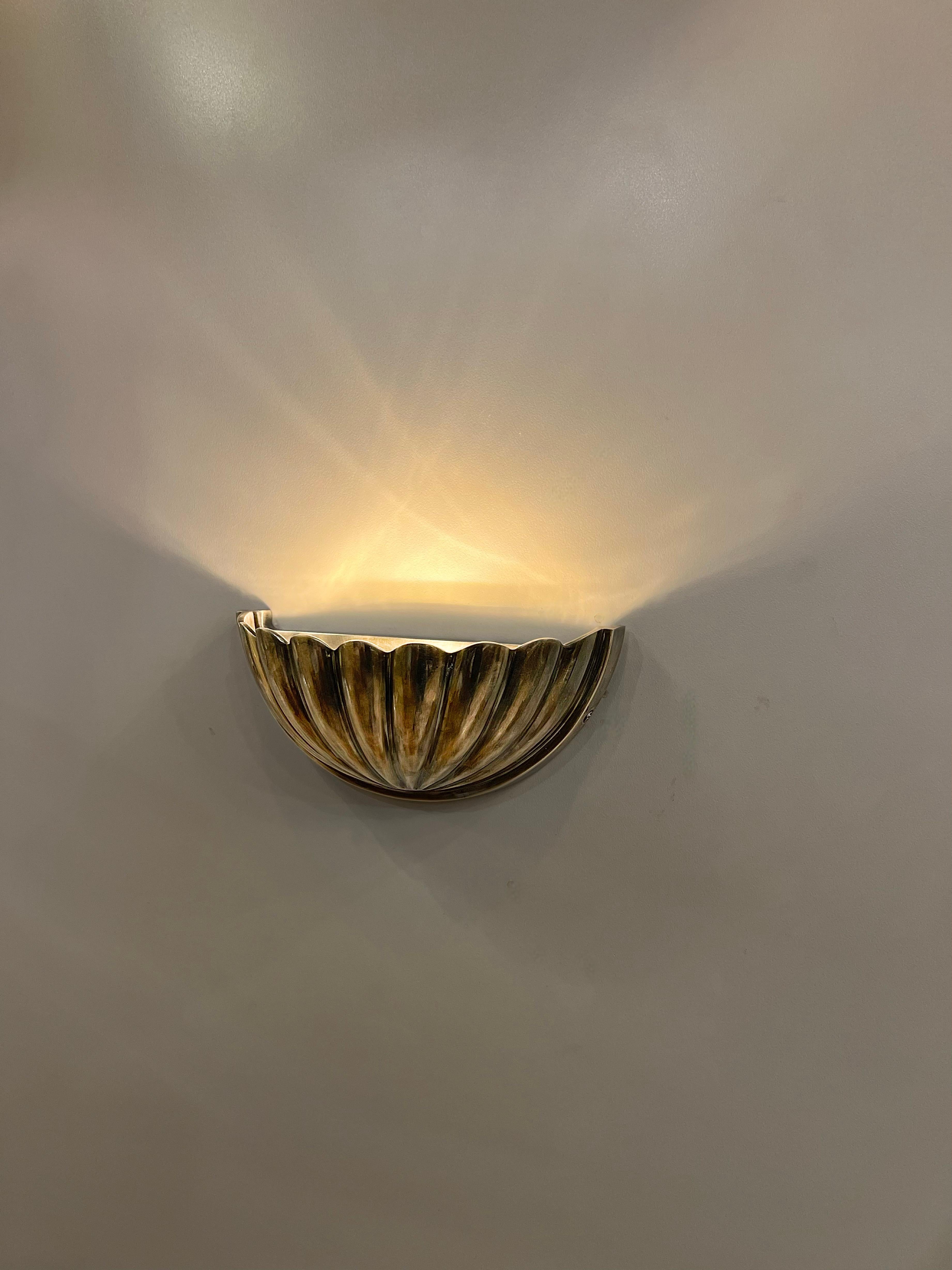 Calco Ardium Shell, applique da parete in fusione d'ottone in stile metà secolo in vendita