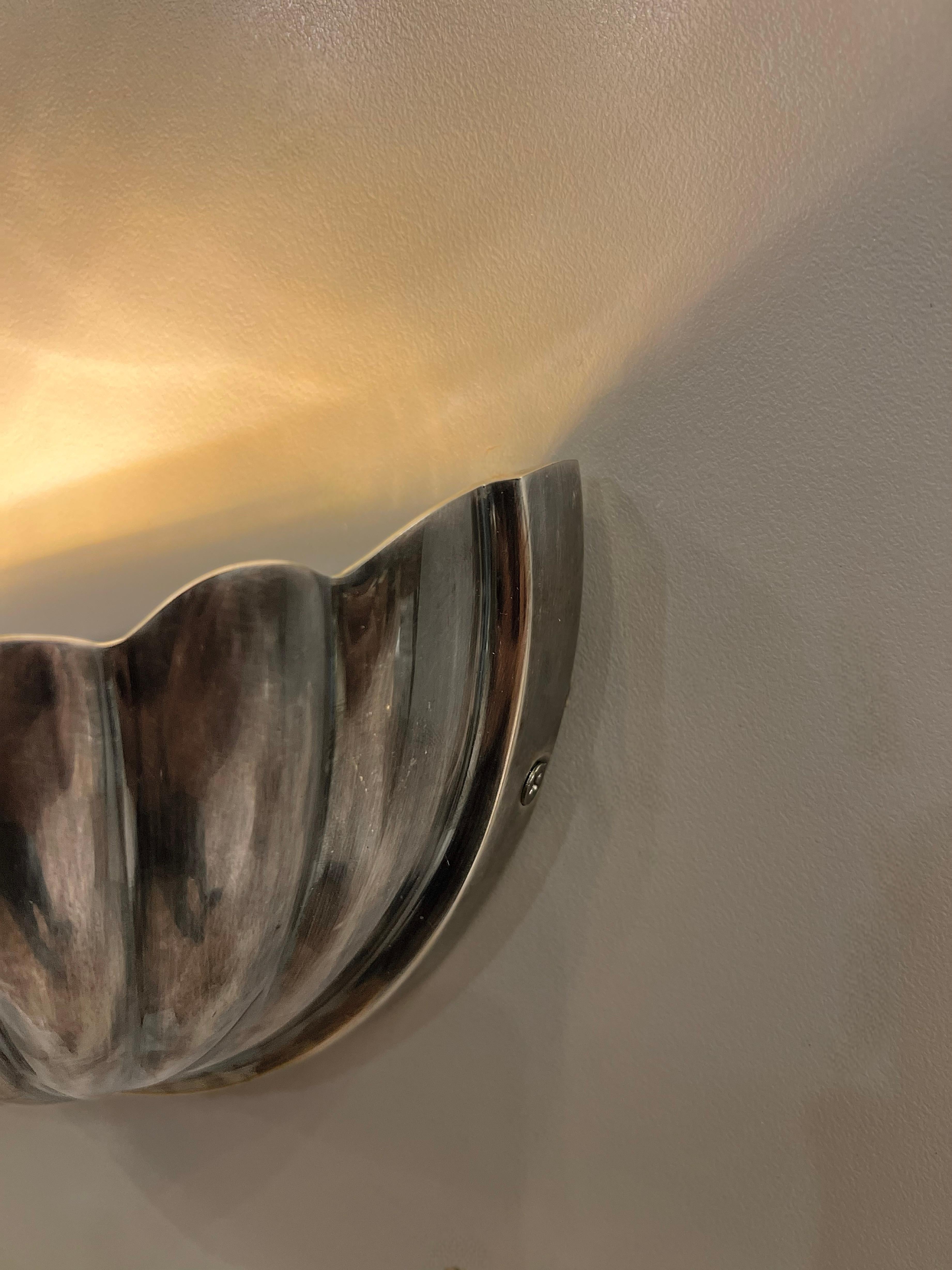 XXI secolo e contemporaneo Ardium Shell, applique da parete in fusione d'ottone in stile metà secolo in vendita