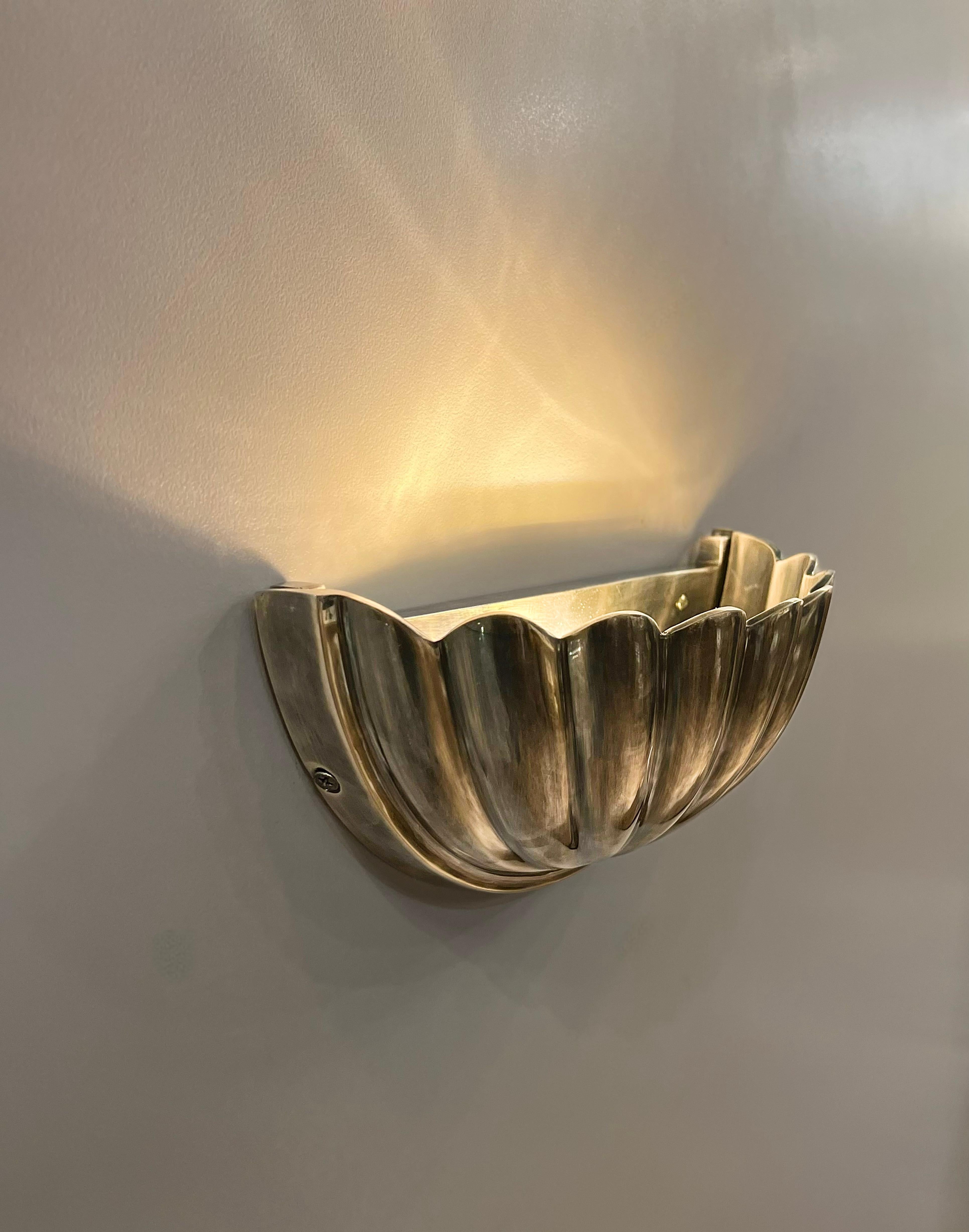 Ardium Shell, applique da parete in fusione d'ottone in stile metà secolo in vendita 1