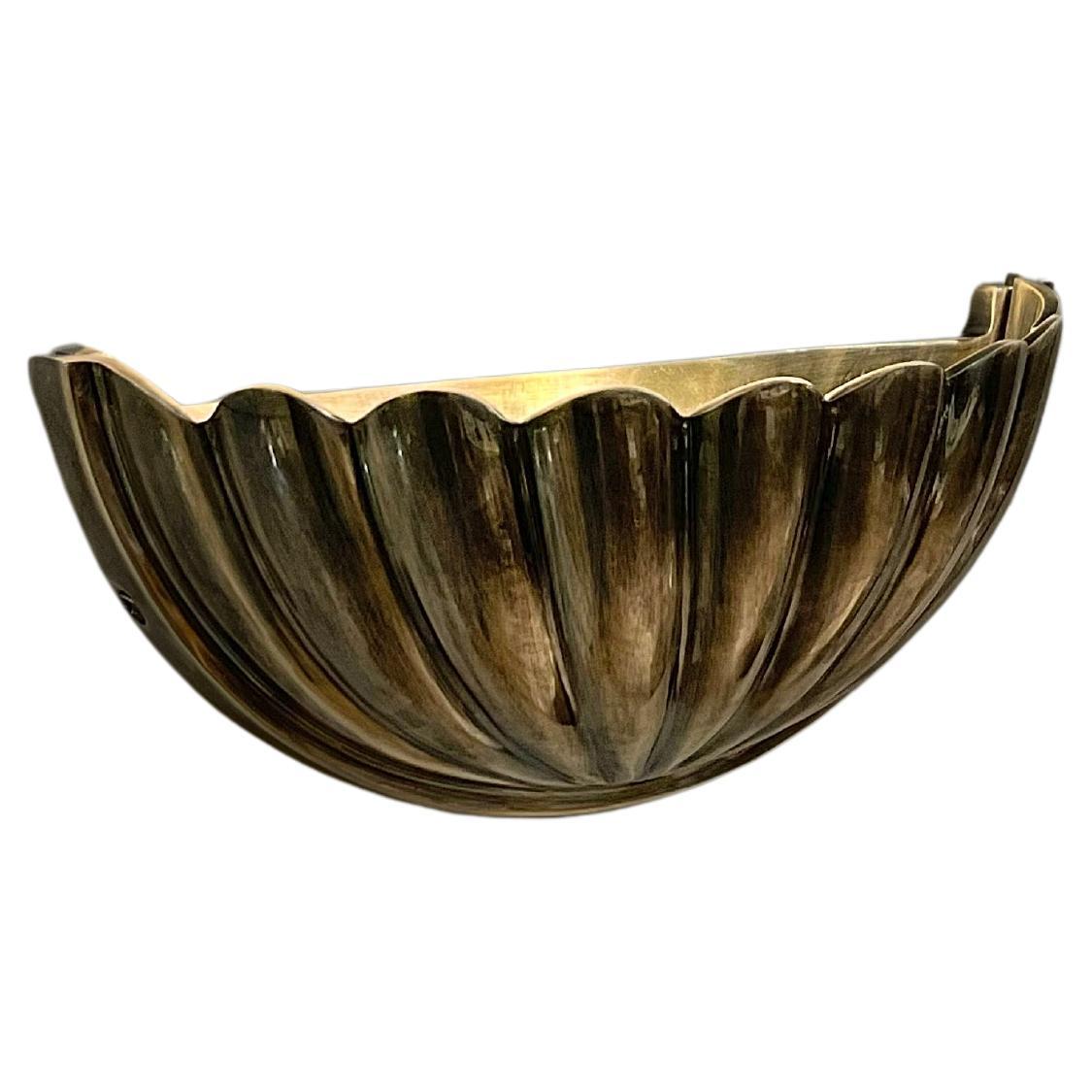 ARDIUM Large Brass Wall Sconce, un apparecchio d'illuminazione sorprendente ed elegante, progettato per fare una dichiarazione audace in qualsiasi spazio. Realizzata in ottone pesante, questa versione più grande è dotata di un attacco G9 adatto alle