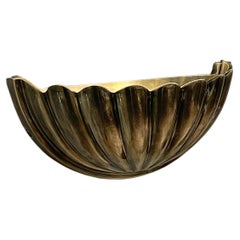 Aplique de pared de fundición de latón estilo concha Ardium de mediados de siglo