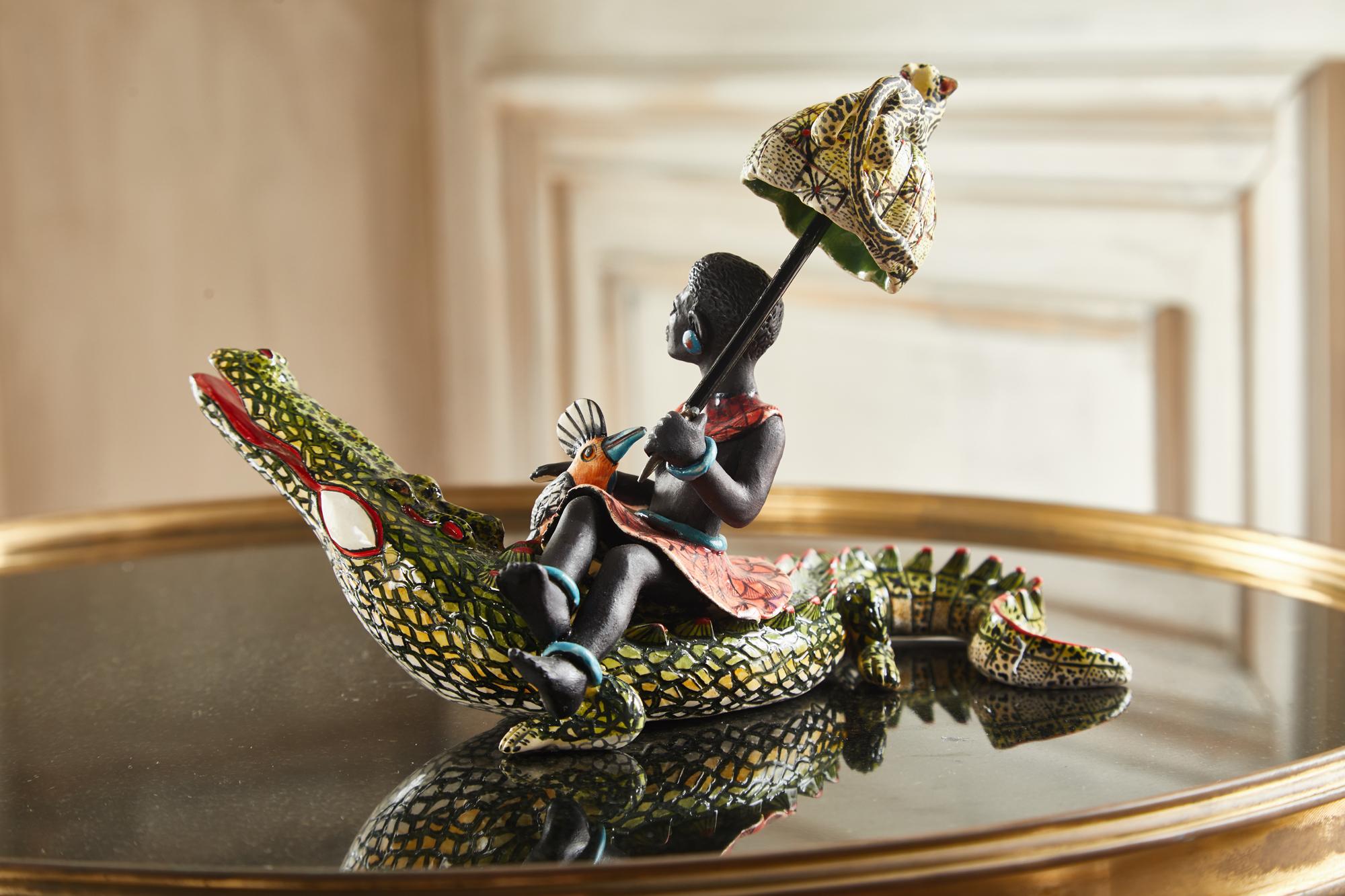 Grandioso, sorprendente, notevole. Questo vaso di zibellino Ardmore Ceramics è un pezzo sofisticato scolpito e dipinto dal grande duo Ardmore Sabelo e Jabu. I dettagli raffinati, la superficie lucida e opaca e la tavolozza scura ne fanno un vero