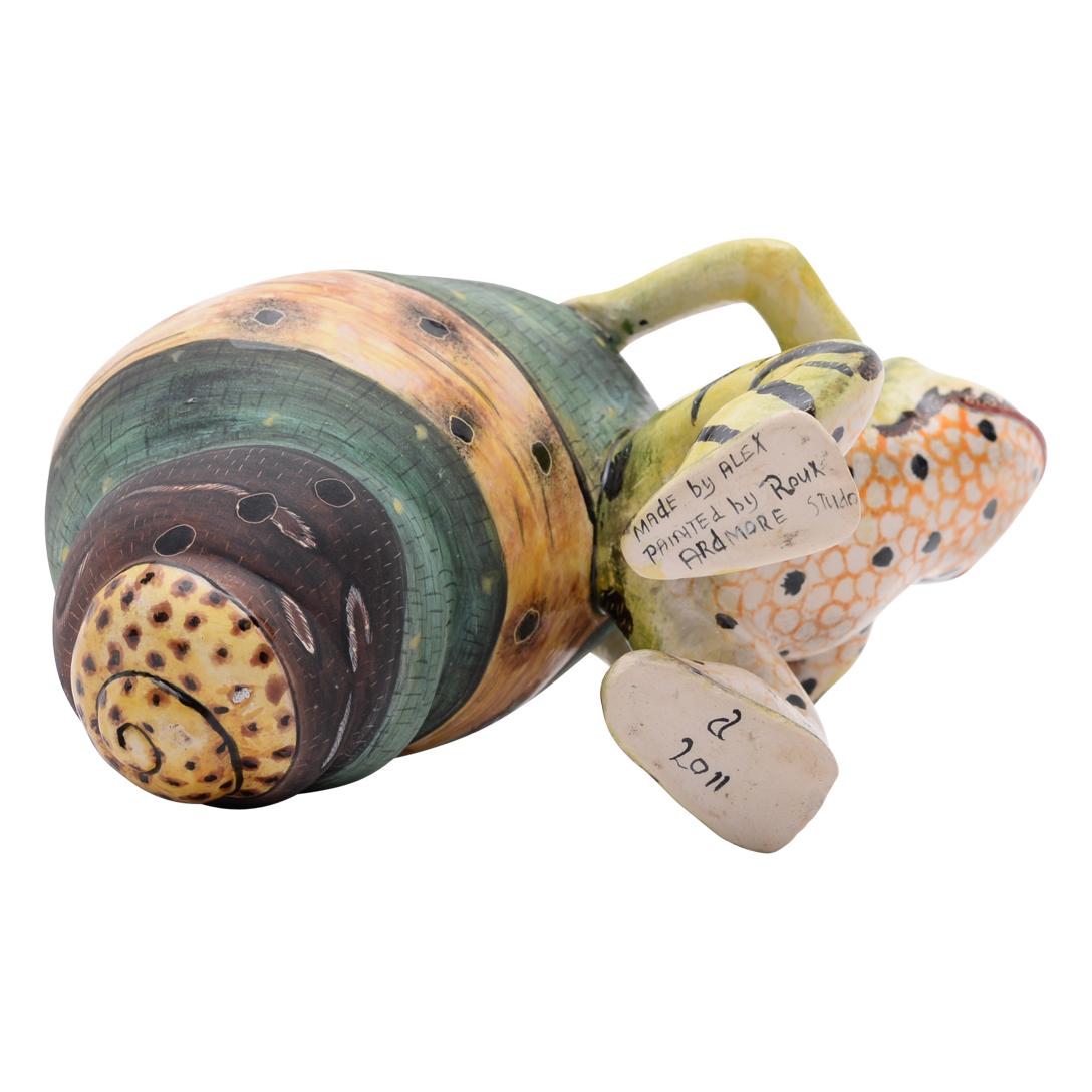 Voici la grenouille Ardmore, une merveille de céramique fabriquée par Ardmore Ceramics en Afrique du Sud. D'une hauteur de 5 pouces et d'une longueur de 7 pouces et d'une largeur de 4 pouces, cette pièce célèbre le lien intrinsèque entre les animaux