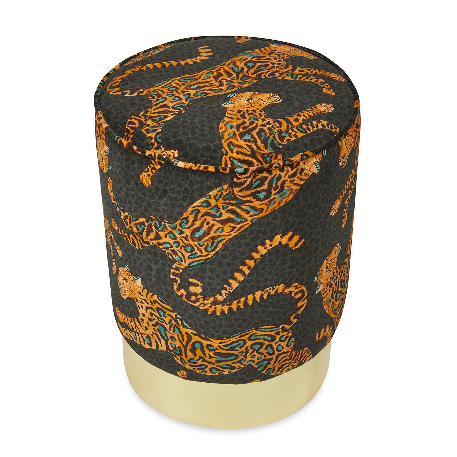 Ein luxuriöser, mit goldenem Gepardenkönig-Samtstoff bezogener Pouff mit einem Messingfuß.

Informationen zum Produkt
Abmessungen: 15 