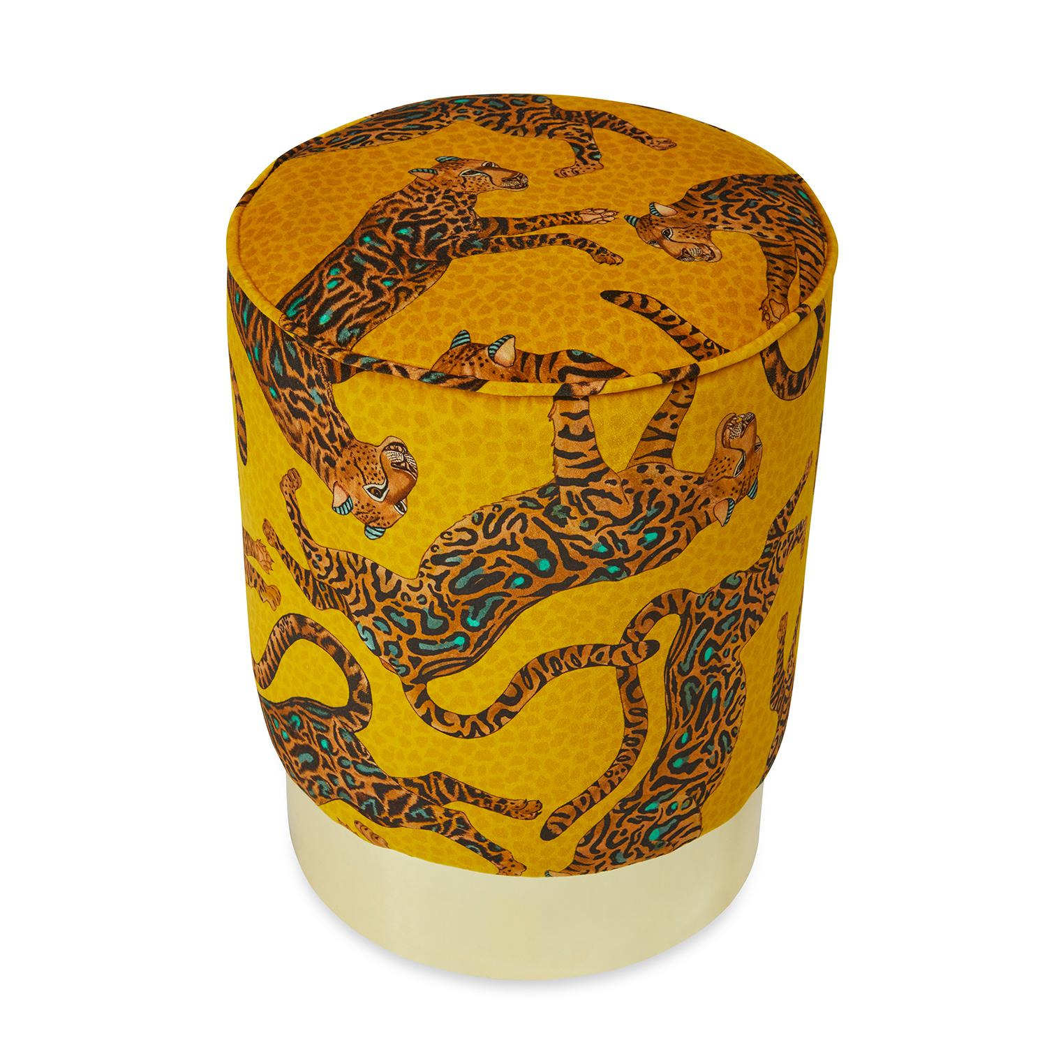 Ein luxuriöser, mit Cheetah Kings Gold Velvet Fabric bezogener Pouff mit einem Messingfuß.

Informationen zum Produkt
ABMESSUNGEN: 15