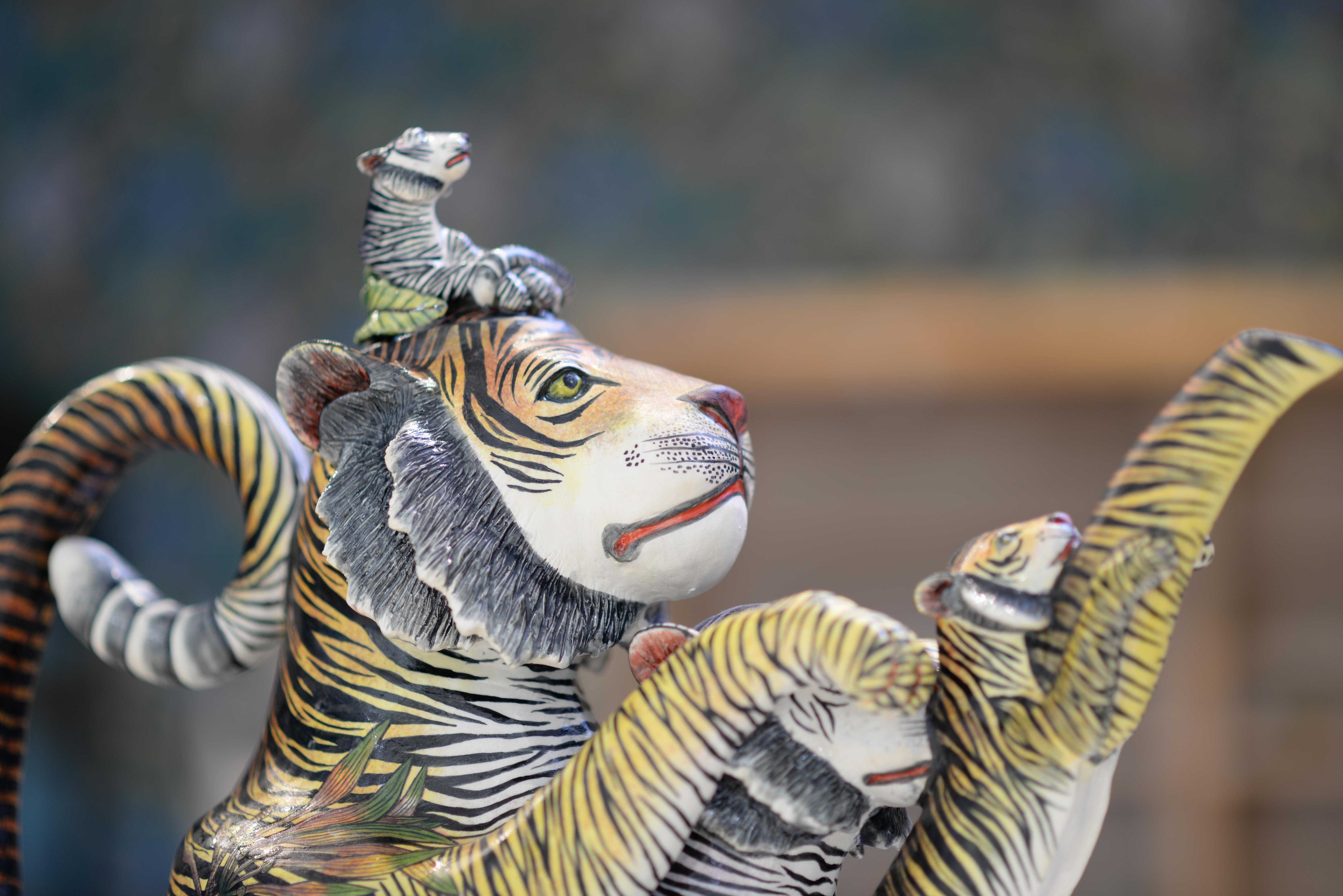 Tauchen Sie ein in die fesselnde Anziehungskraft der Tiger-Teekanne, einem Meisterwerk der südafrikanischen Keramikkunst. Diese Teekanne wurde von den geschickten Händen von Sfiso Mvelase gefertigt und zeichnet sich durch lebensechte skulpturale