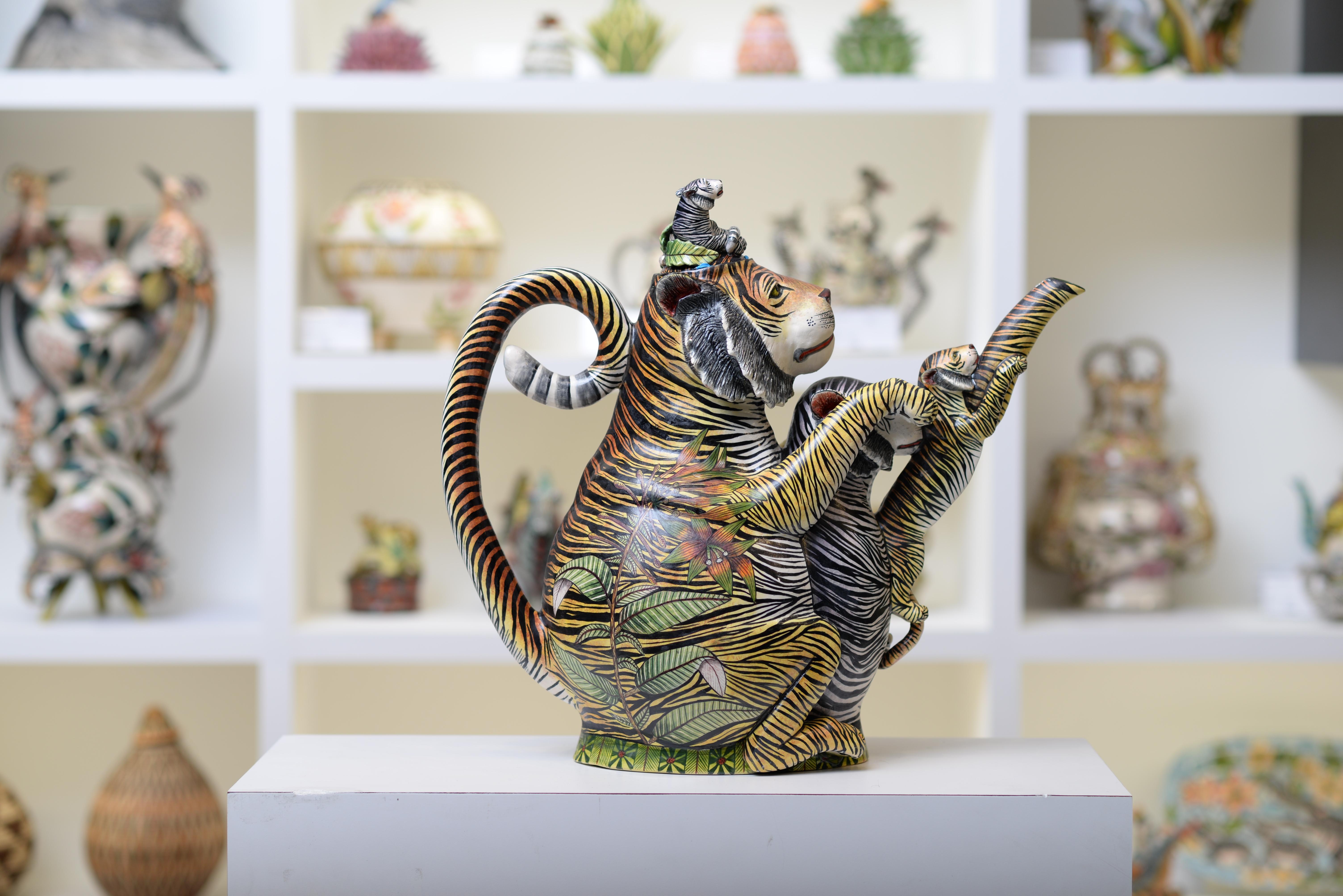 Ardmore handgefertigte afrikanische Tiger-Teekanne aus Keramik (Gebrannt) im Angebot