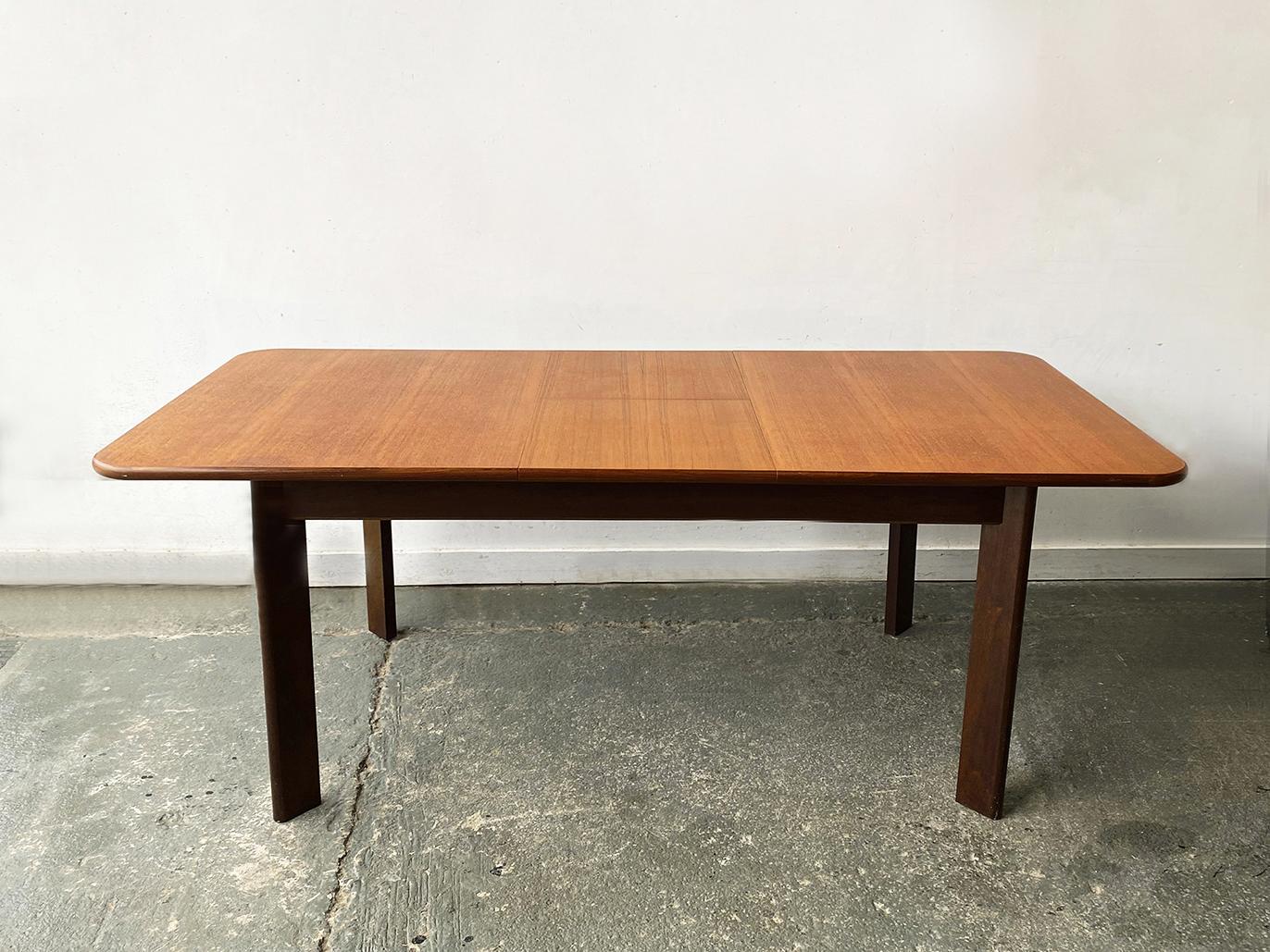 Dieser ausziehbare G-Plan-Esstisch im Mid-Century-Stil zeichnet sich durch ein Design aus, das von den bekannteren Stilen der Marke abweicht. Wahrscheinlich in der Zeit der Collaboration von G-Plan mit dänischen Designern wie Ib Kofod-Larsen