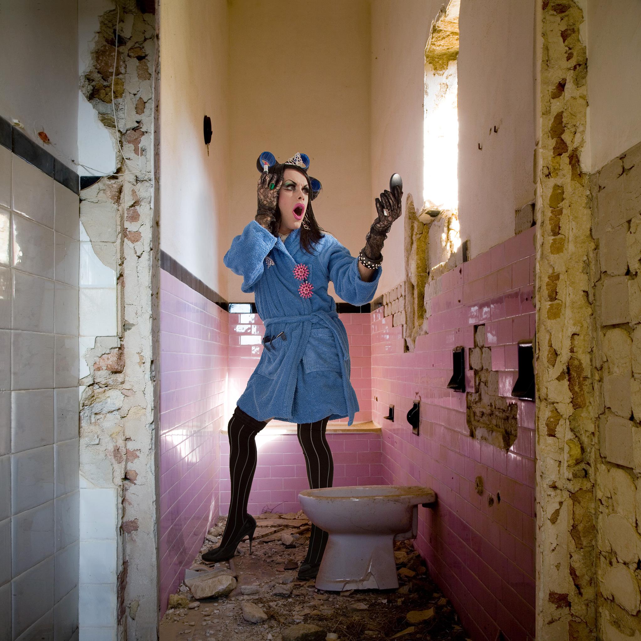 Le projet place l'utilisateur en dehors du temps et de l'espace. Une dénonciation profonde d'une société squelettique qui a vécu et continue de vivre immergée dans les contradictions du contemporain. Un projet entre l'intérieur et l'extérieur, entre