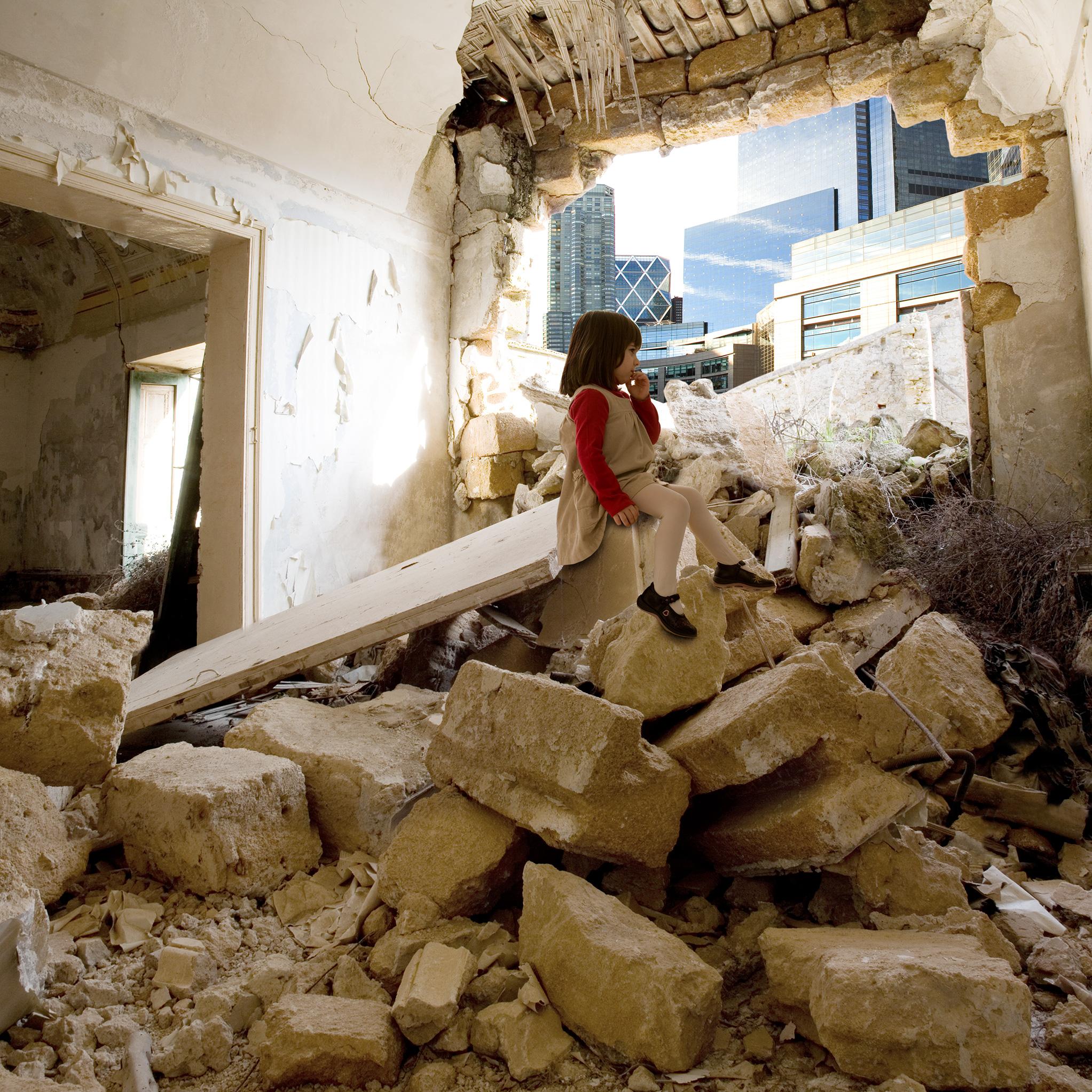 Ein einschneidendes Projekt, das den Benutzer sofort außerhalb von Zeit und Raum stellt. Eine tiefgreifende Anprangerung einer Skelettgesellschaft, die einst in den Widersprüchen der Gegenwart lebte und immer noch lebt. Das Projekt ist fast