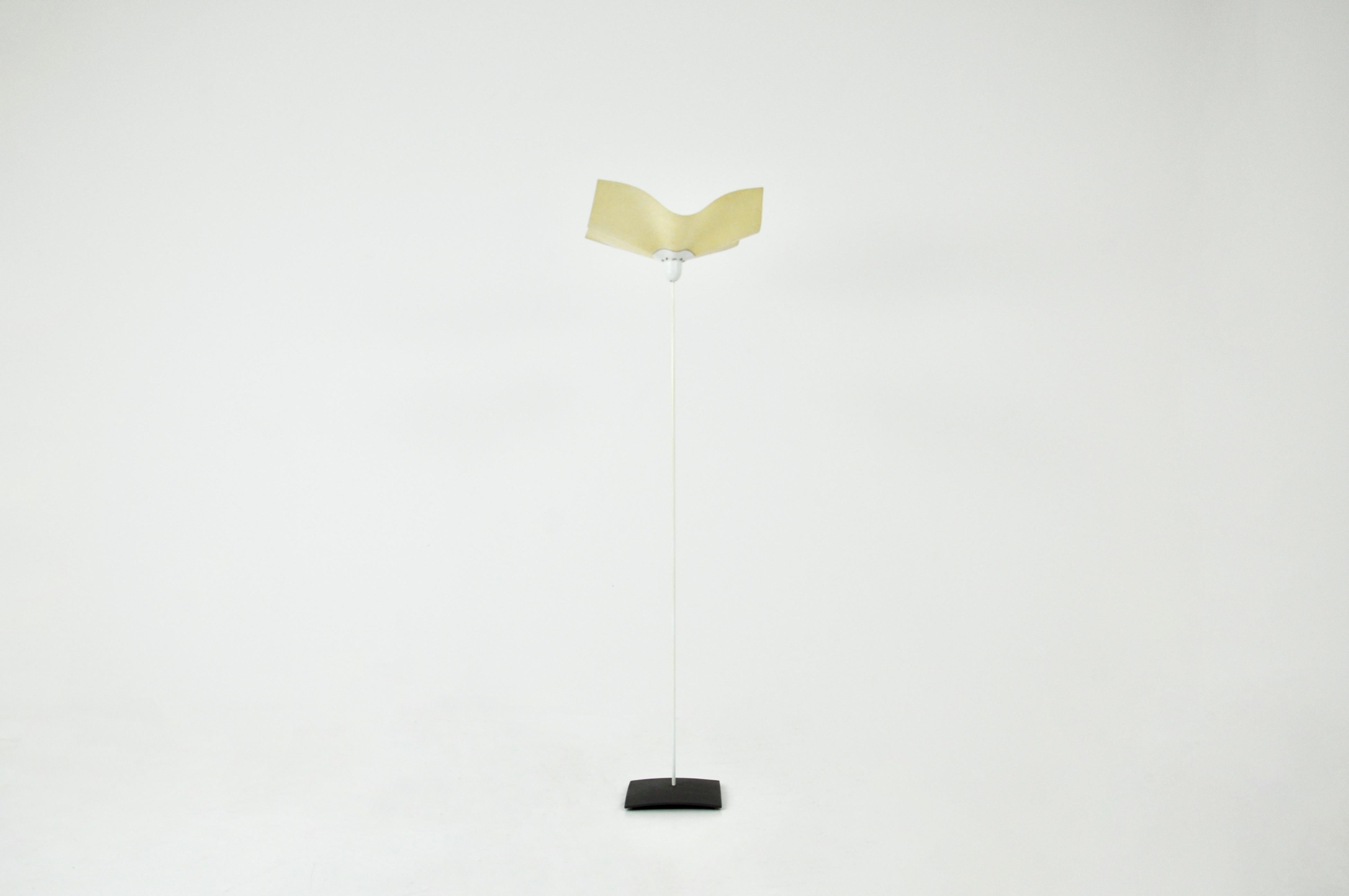Lámpara de pie con pantalla de papel y base de metal. La pantalla es regulable. Estampado bajo la lámpara de pie. Desgaste debido al tiempo y a la edad.
Para el envío, consúltanos para recibir el mejor precio.