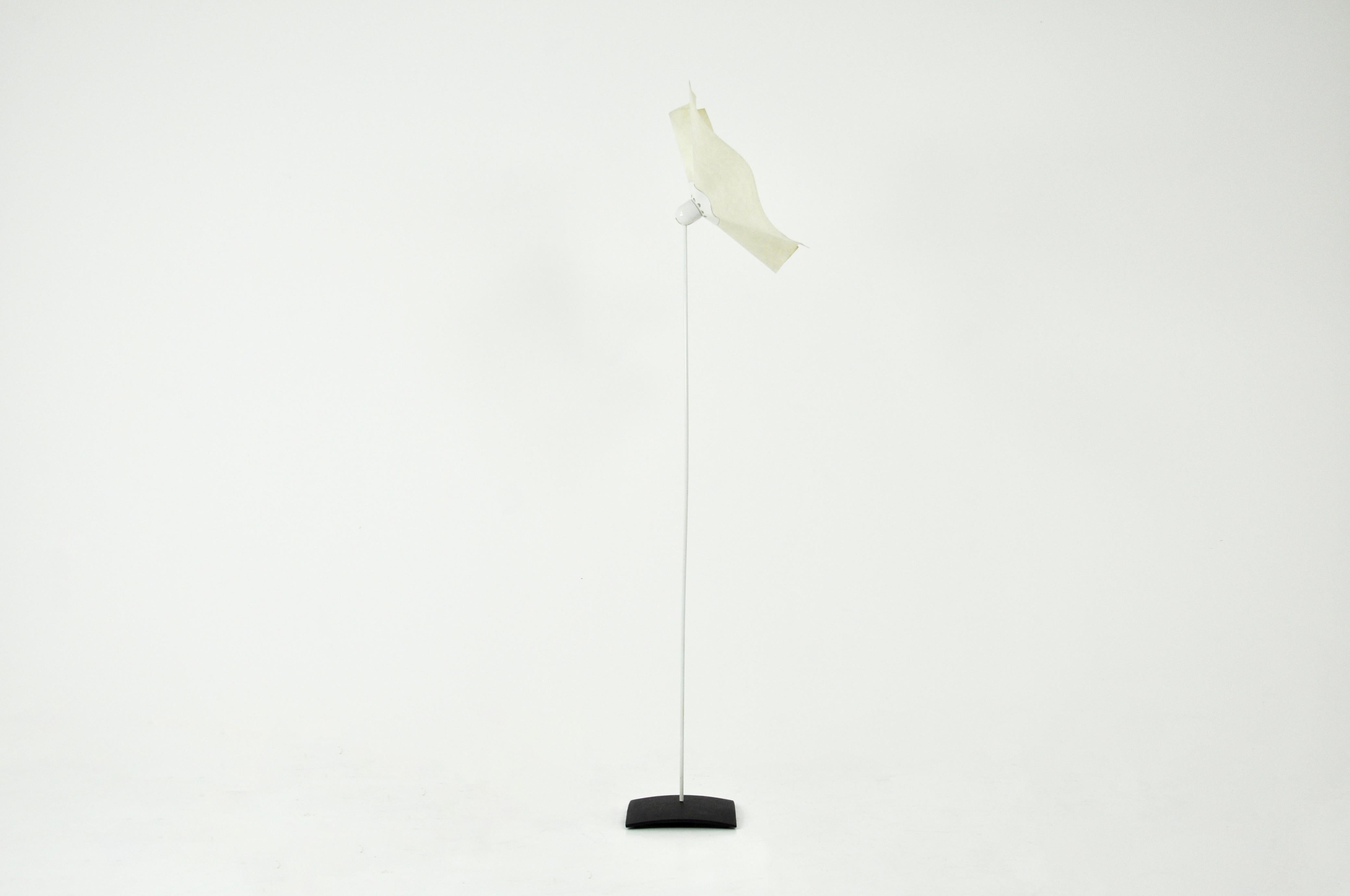 Floor lamp with paper shade and metal base. The shade is adjustable. Stamped under the floor lamp. Wear due to time and age.
For shipping, request us for receive the best price.