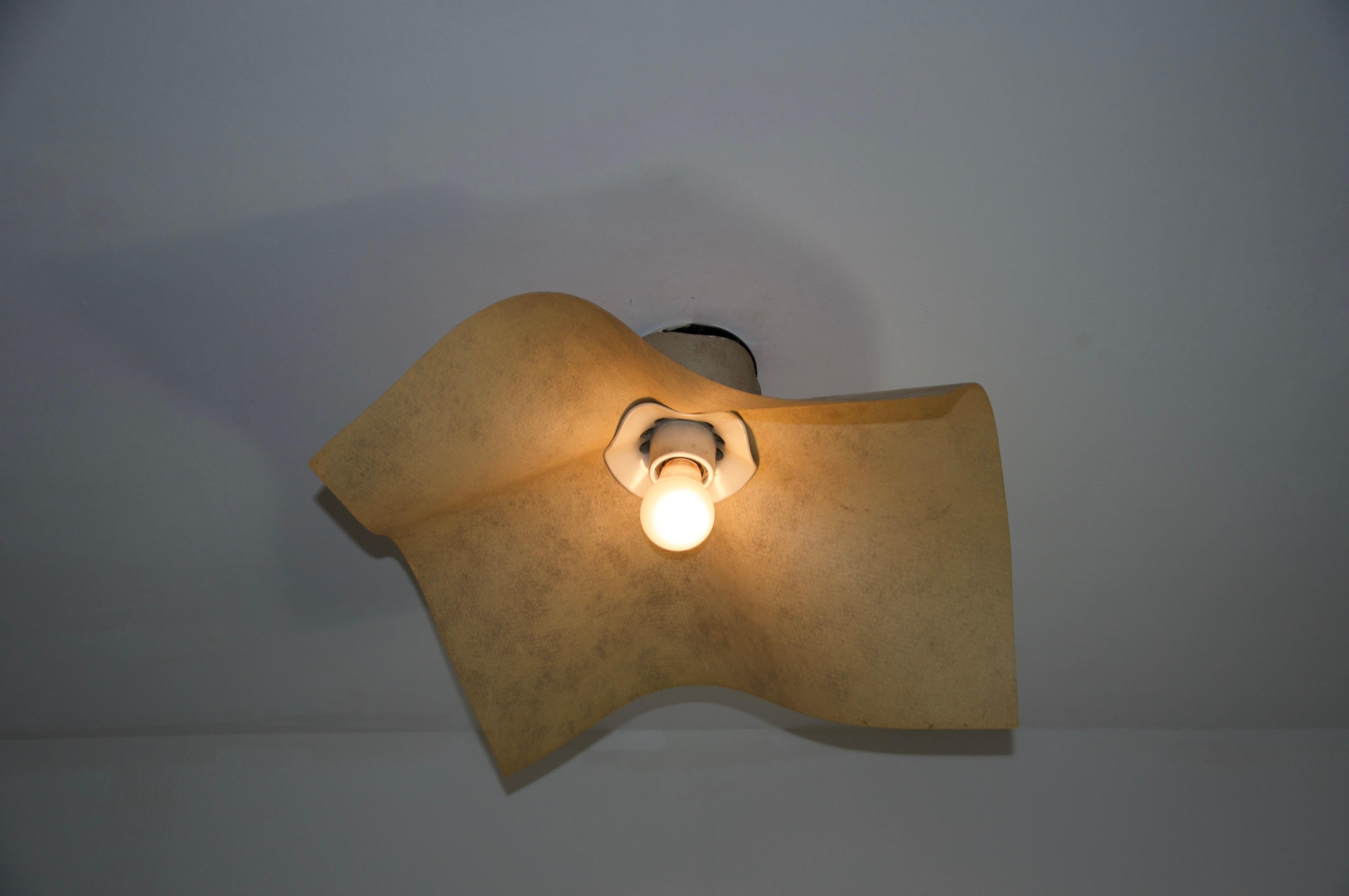 Este icónico empotrable Area 50, diseñado por el célebre diseñador italiano Mario Bellini para Artemide en 1974, es una auténtica obra maestra del diseño de iluminación modernista. Con una estética elegante y minimalista, la lámpara refleja el