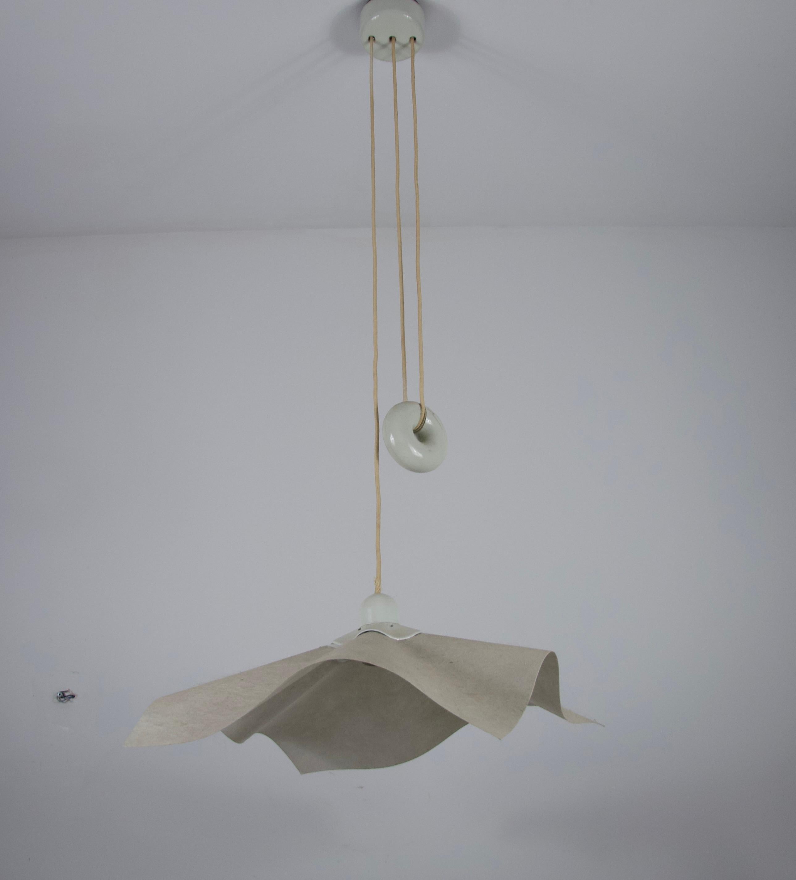 Questa iconica lampada a sospensione Area 50, progettata dal famoso designer italiano Mario Bellini per Artemide nel 1974, è un vero e proprio capolavoro del design dell'illuminazione modernista. Caratterizzata da un'estetica elegante e minimalista,