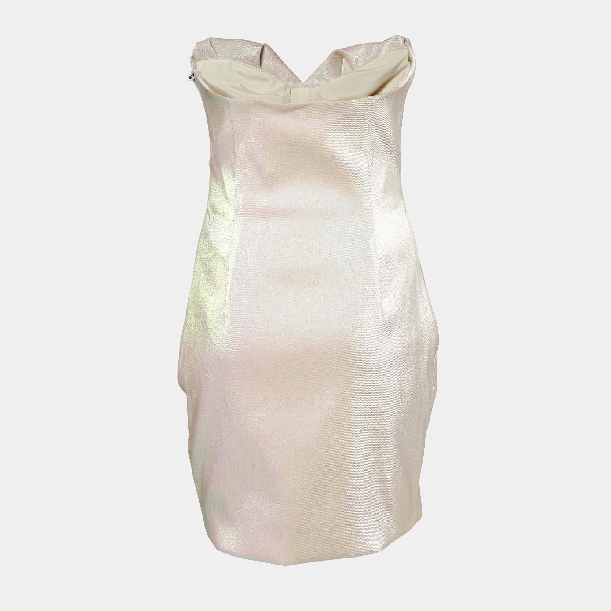 L'abito Area è un'abbagliante miscela di glamour e chic. Il suo design senza spalline mette in risalto le spalle.  mentre il tessuto scintillante rosa champagne crea un effetto sorprendente.  Un effetto che cattura l'attenzione. Perfetto per