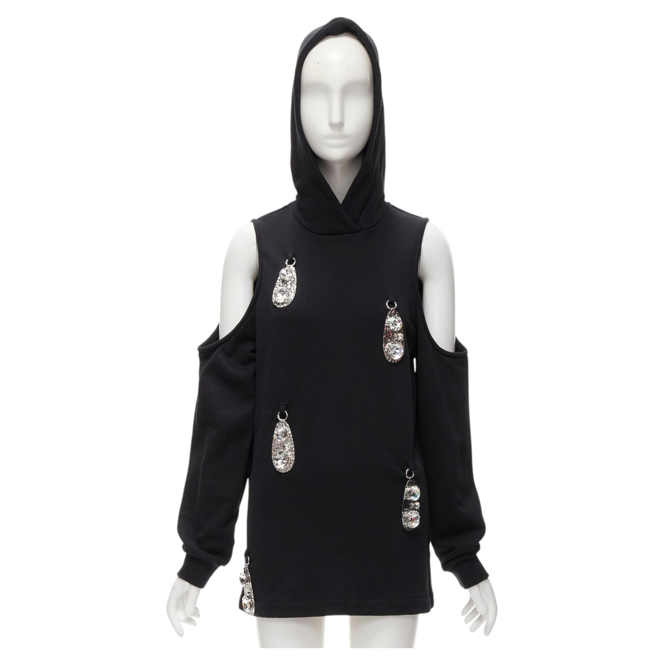 Schwarzer, kristallgehämmerter, gehämmerter Anhänger mit kalten Schultern von AREA XS im Angebot