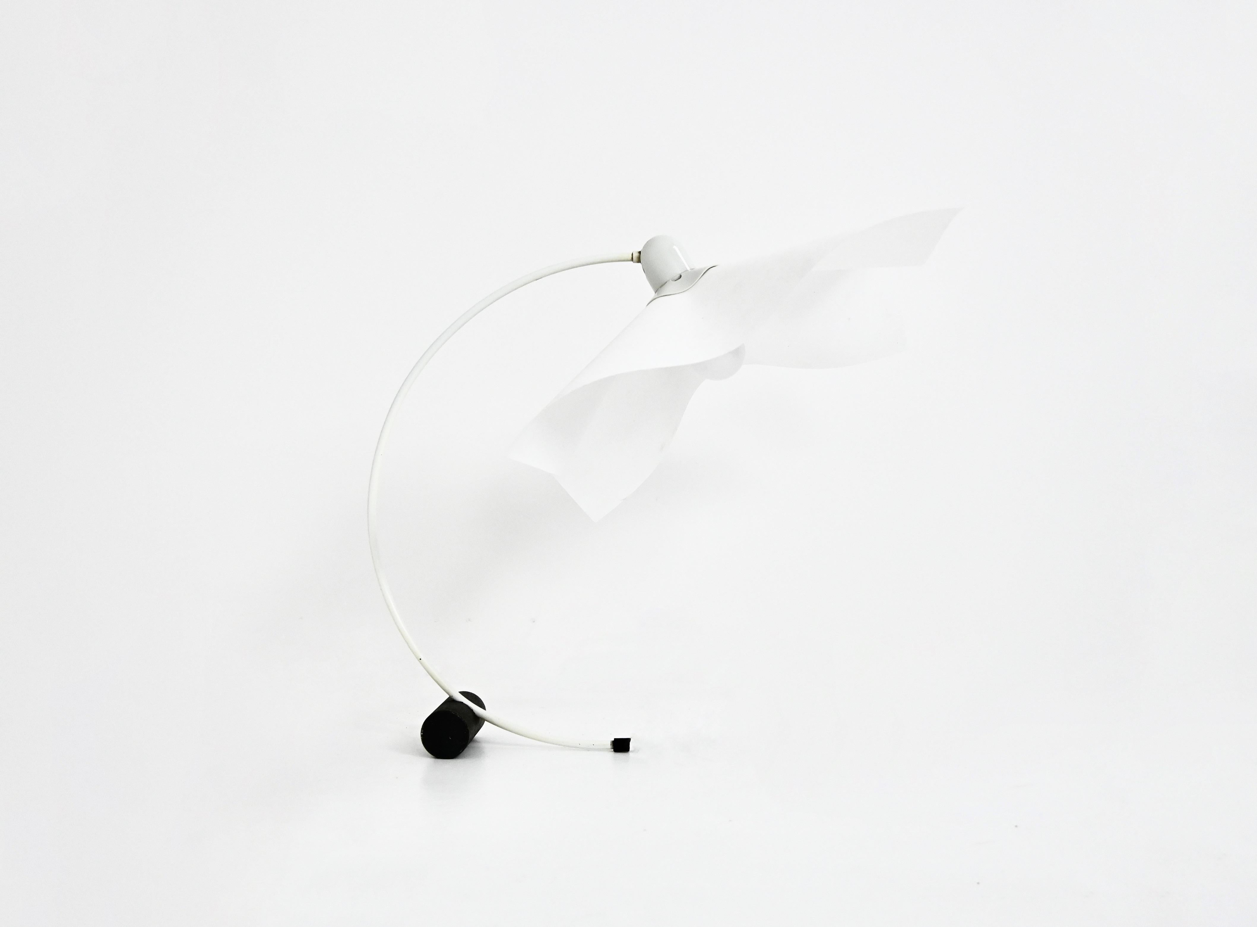 Beautiful white metal and paper table lamp by Mario Bellini. The adjustable shade allows the light to be directed in different directions. Wear due to time and age.
FOR SHIPPING, REQUEST US FOR RECEIVE THE BEST PRICE