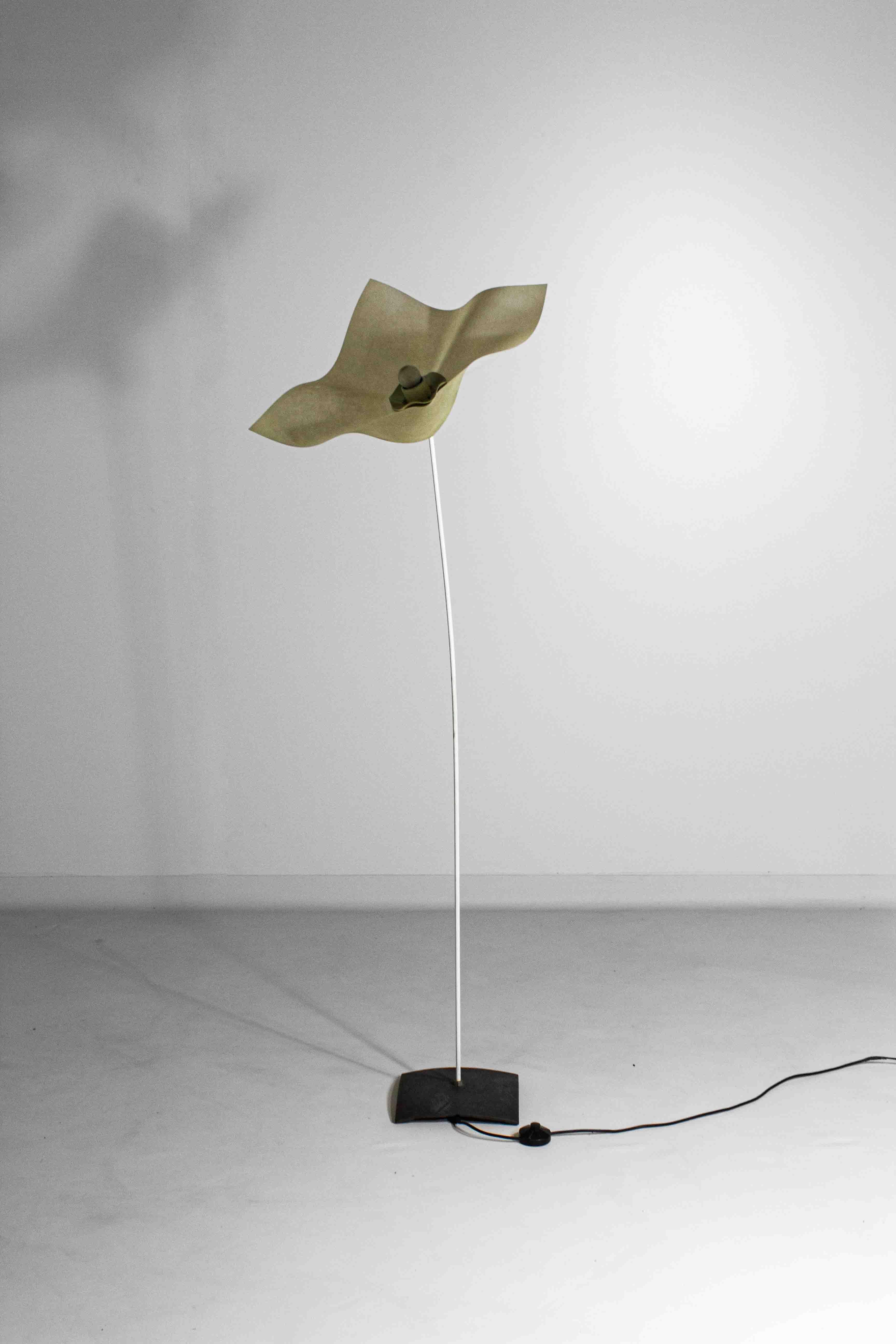 Bellini, along with Giorgio Origlia, designed this lamp to embody the concept of light as an immaterial element. The design simulates a floating piece of paper, emphasizing fluidity and lightness. This iconic lamp stands approximately 160 cm tall