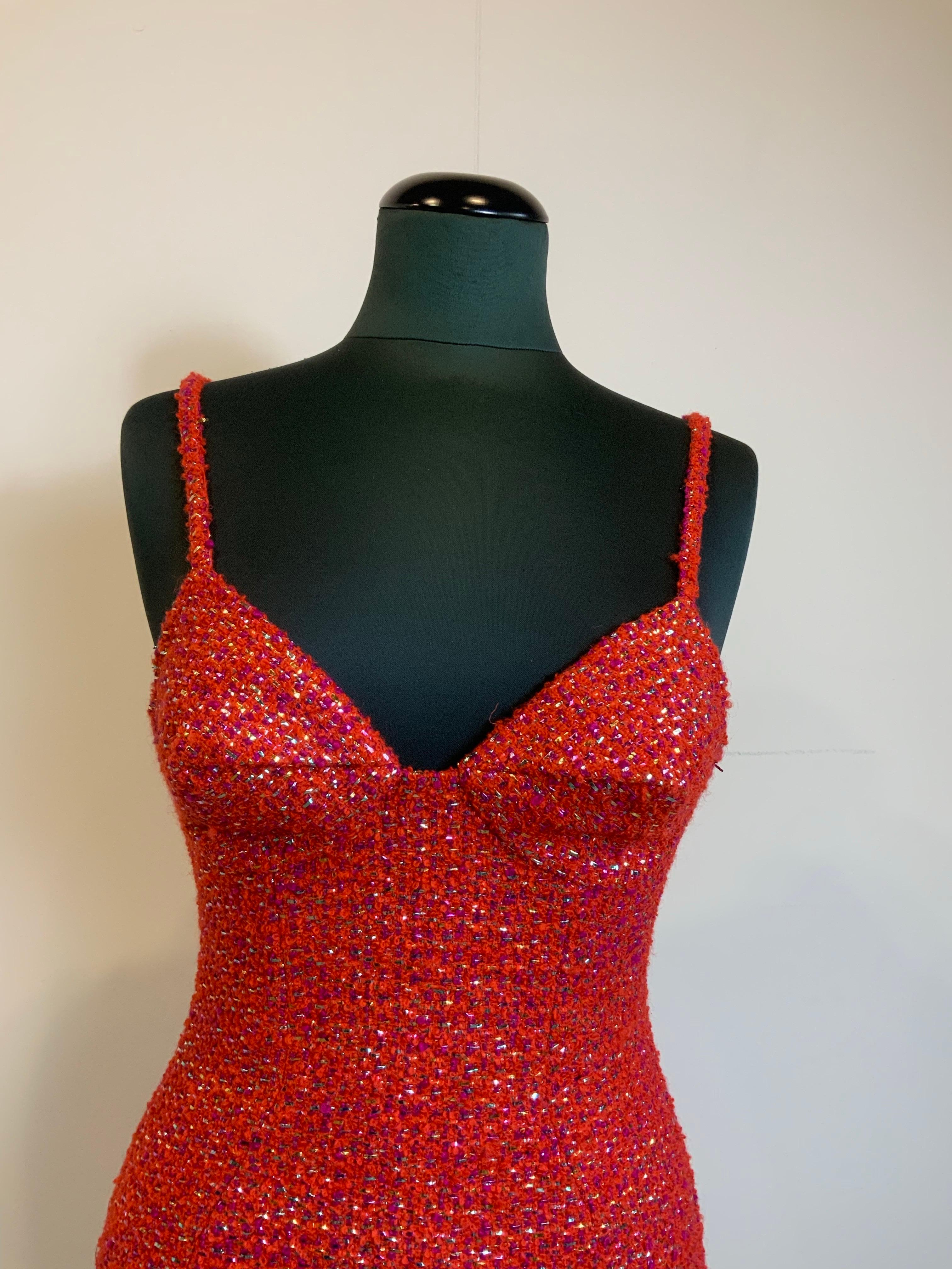 Area mini dress.
Made of wool, mohair, polyamide and polyester.
Back zip closure. It has light padding in the breast.
Length 52 cm
Chest 38 cm
Waist 34 cm
Hips 43 cm
Size 4 which corresponds to an international S. Excellent general condition, like