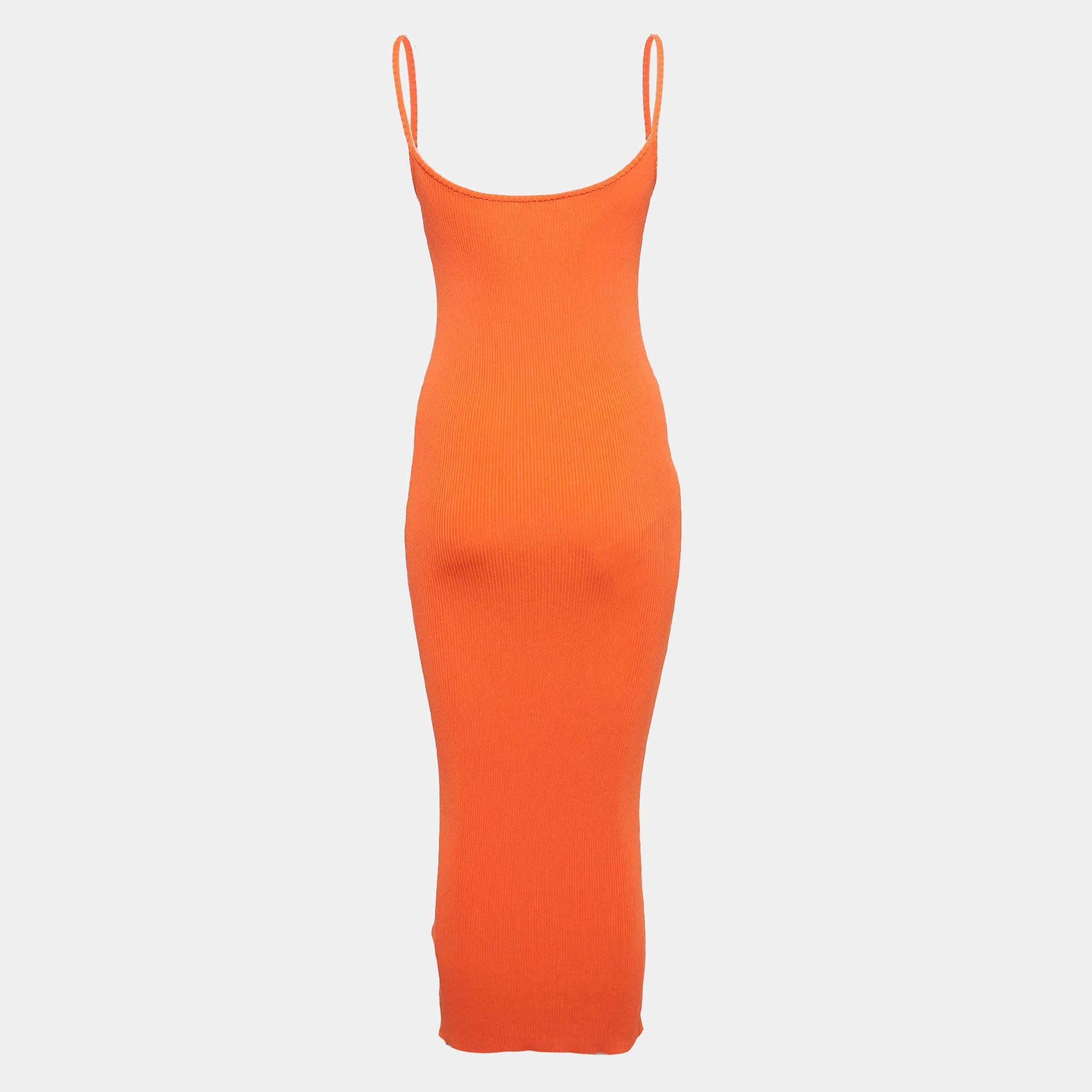 Cette élégante robe midi respire l'élégance et la sophistication. Sa longueur flatteuse se situe entre le genou et la cheville.  offrant une option polyvalente pour diverses occasions. Avec son design chic  il allie les tendances modernes au charme