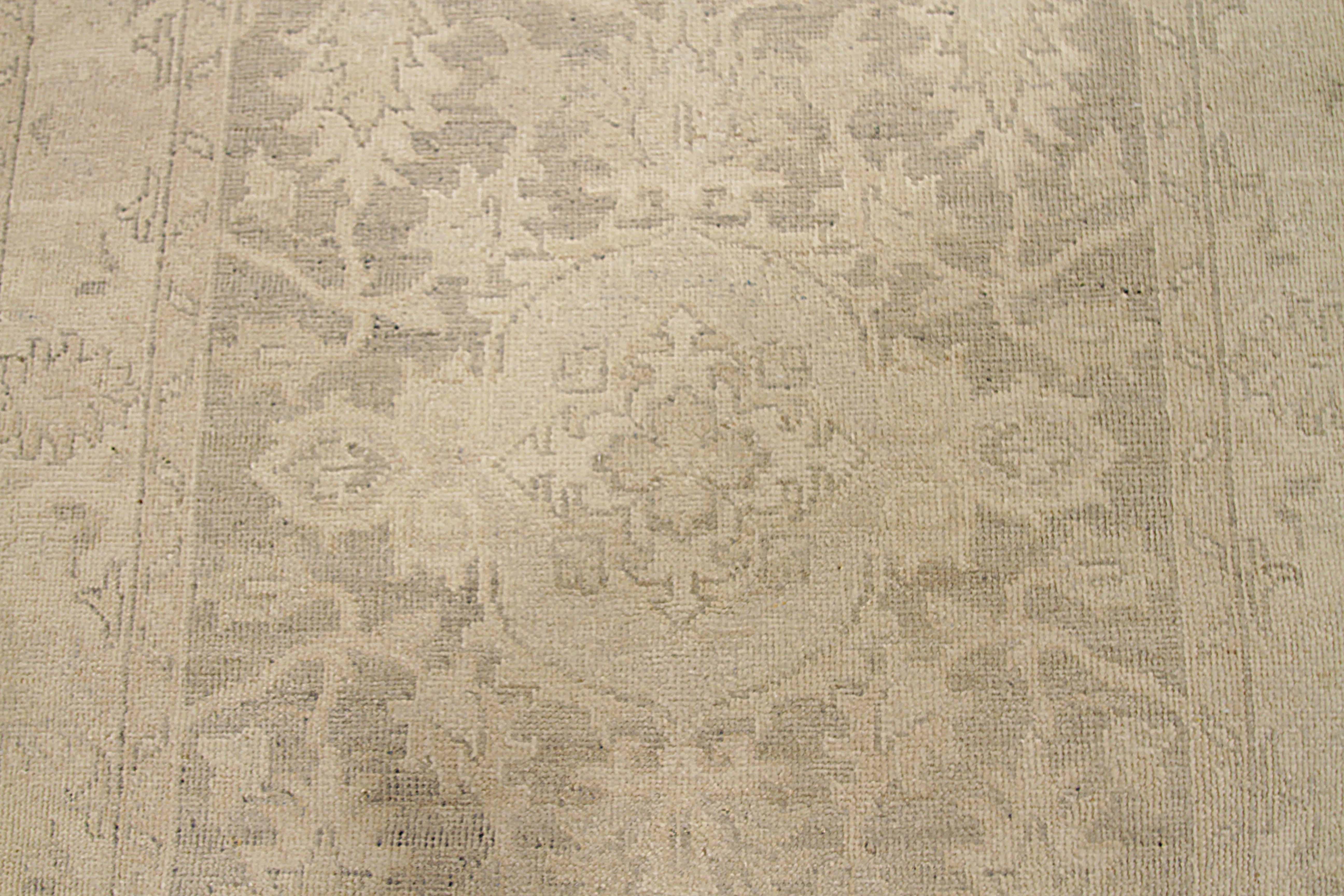 Hand-Woven Area Rug Farahan Design For Sale