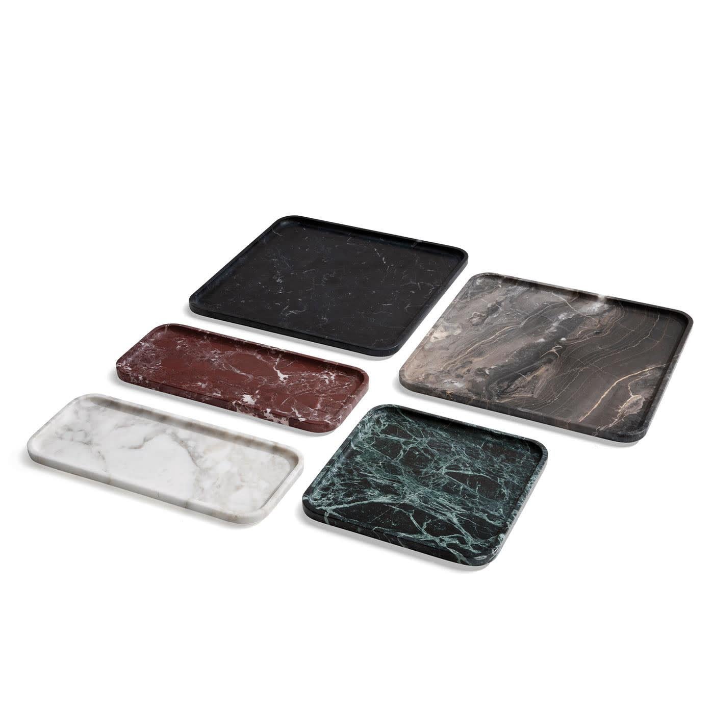Discover this square tray with rounded corners, a sublime solution for serving drinks or welcoming permanently displayed collectibles. Obtained by meticulously sculpting a single slab, it is also available in Grigio Orobico, Rosso Lepanto, Black