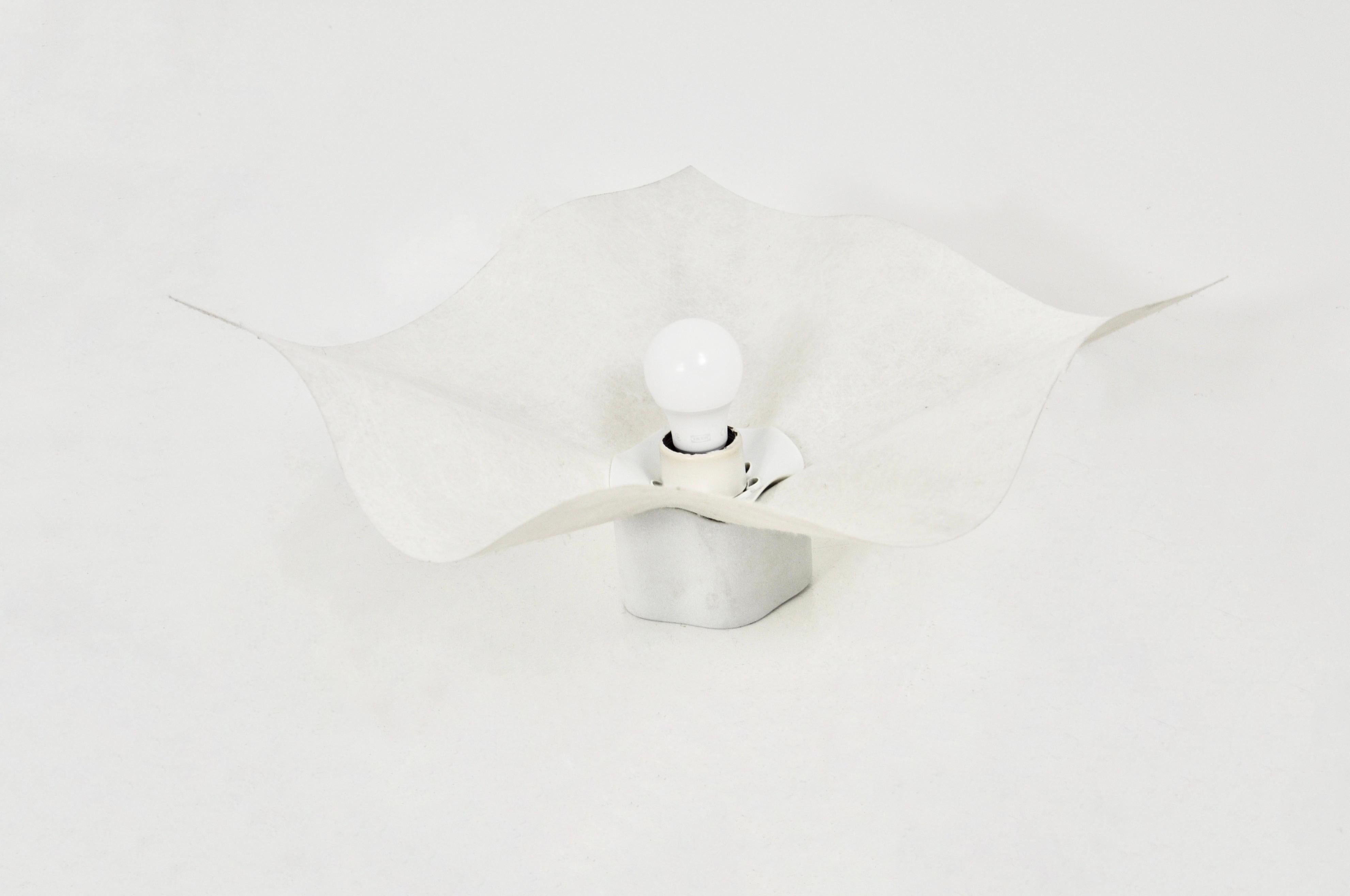 Lampe de couleur crème avec base en céramique par Mario Bellini. Usure due au temps et à l'âge de la lampe.
  