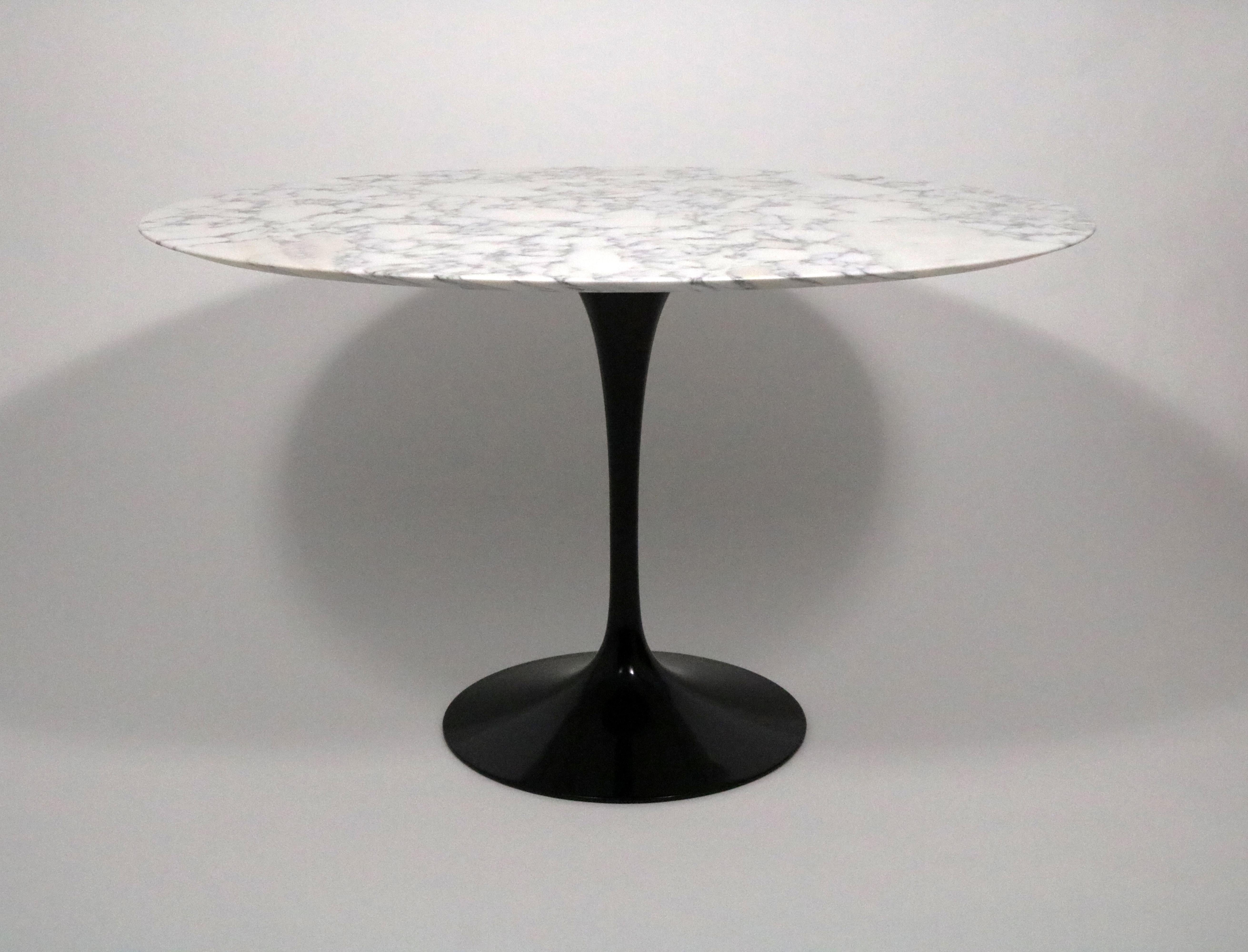 A strikingly beautiful classic with a satin-finish ivory white arebescato marble top with dark grey veining and occasional subtle color variations natural to the stone on a cast-aluminum tulip pedestal base. 

This is an authentic Knoll edition of