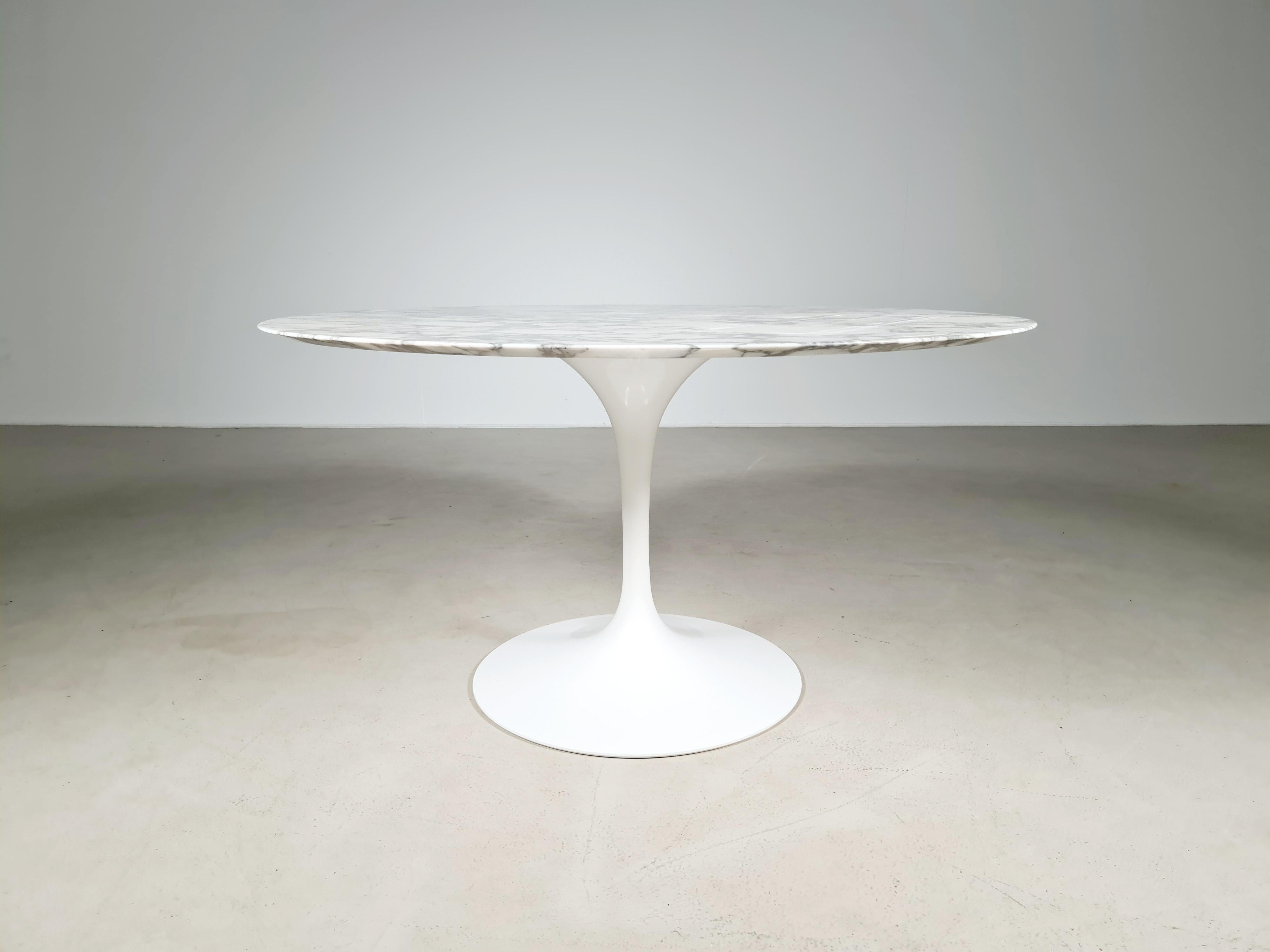 A beautiful classic table with dark grey veining and occasional subtle color variations natural to the stone on a cast-aluminum tulip pedestal base.

This is an authentic Knoll edition of the table first designed by Eero Saarinen in