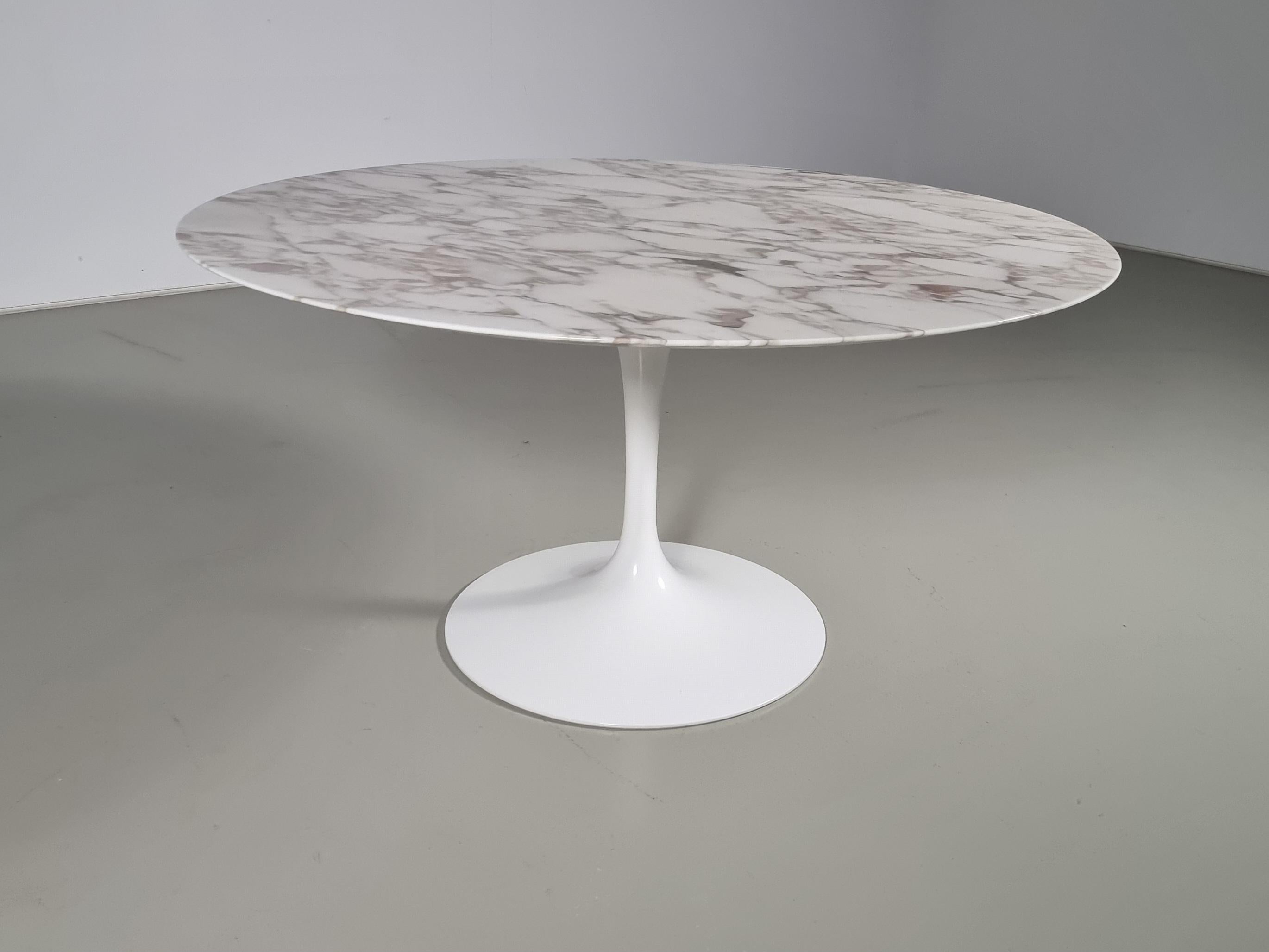 Tulip table, Eero Saarinen, Knoll International.

A beautiful classic table made of callacatta d'oro marble. On a cast-aluminum tulip pedestal base. The marble is in beautiful condition and has de most amazing color. The marble features dramatic